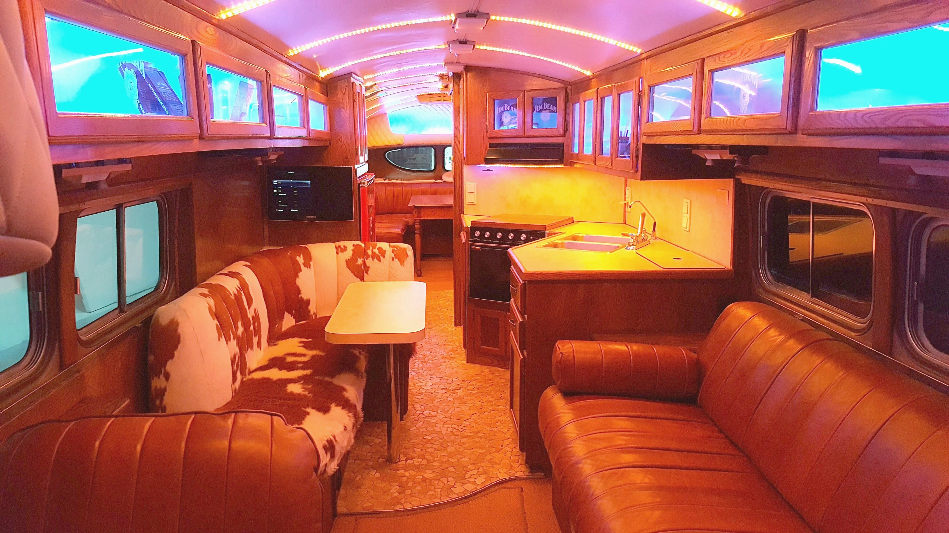 Hochzeitsfahrzeug der Extraklasse historischer Greyhound Bus von 1948 – 2