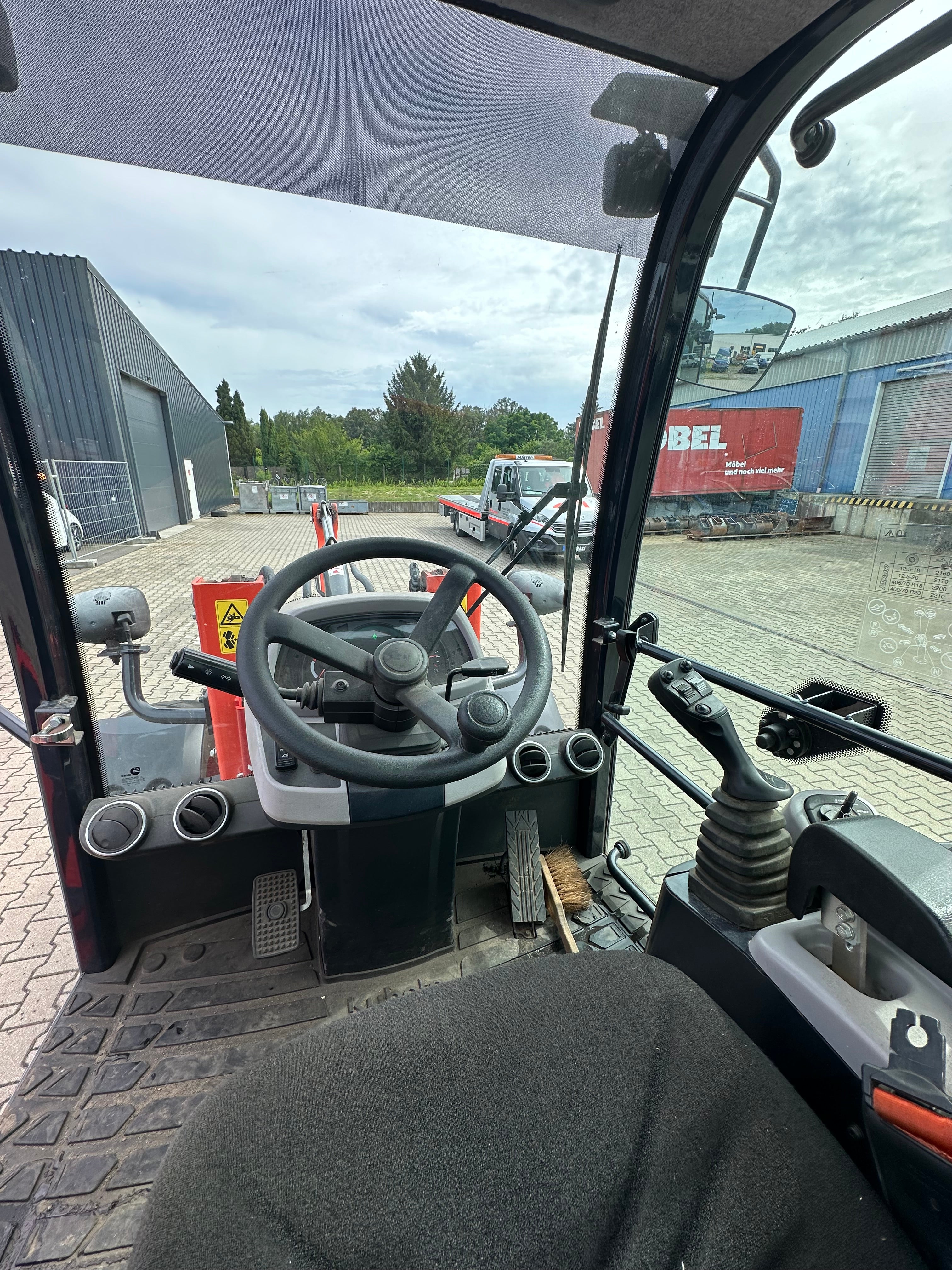 Kubota R090 mit Schaufel oder Gabel – 3