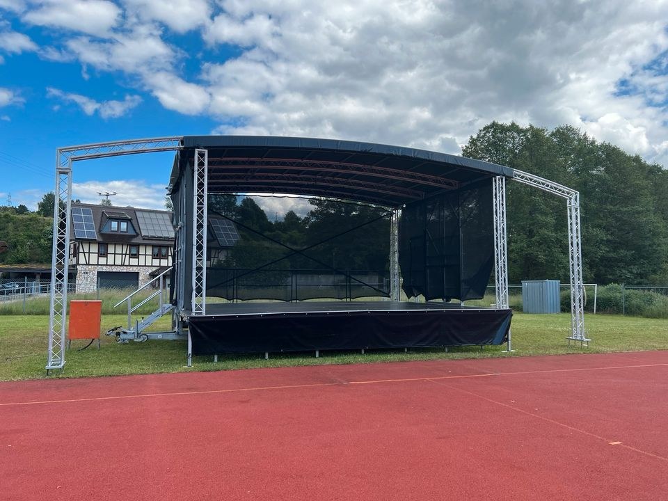Mobile Bühne 8x6 Trailerbühne Festival mieten bei Real Event Music – 2