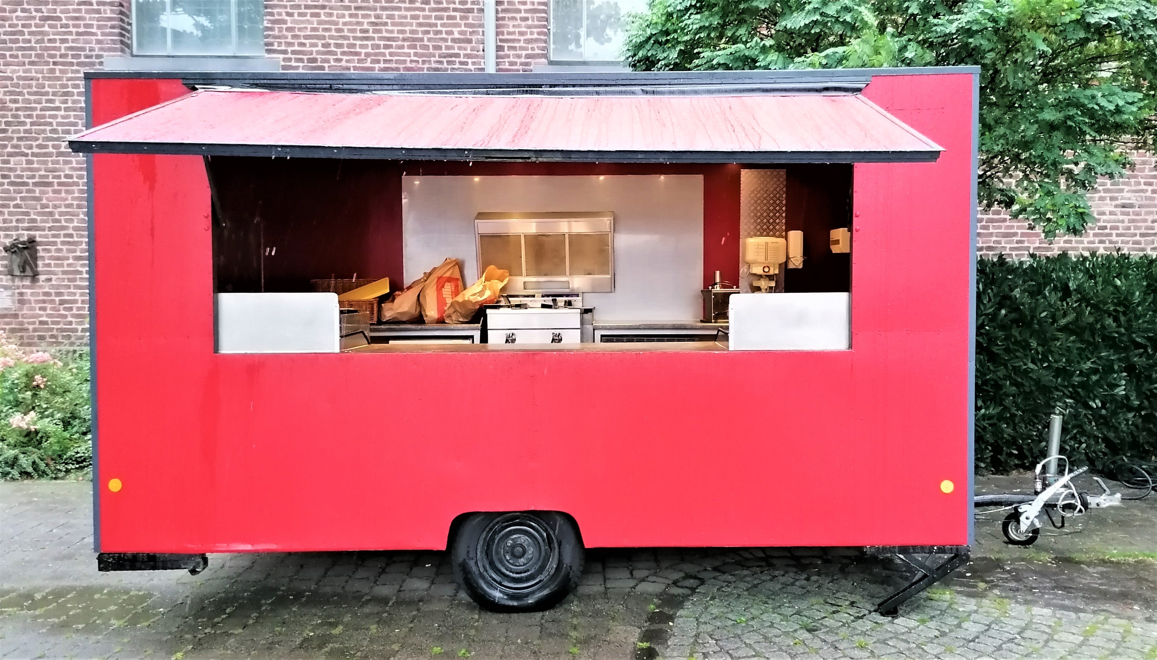 Pommeswagen Imbisswagen mit Geräten