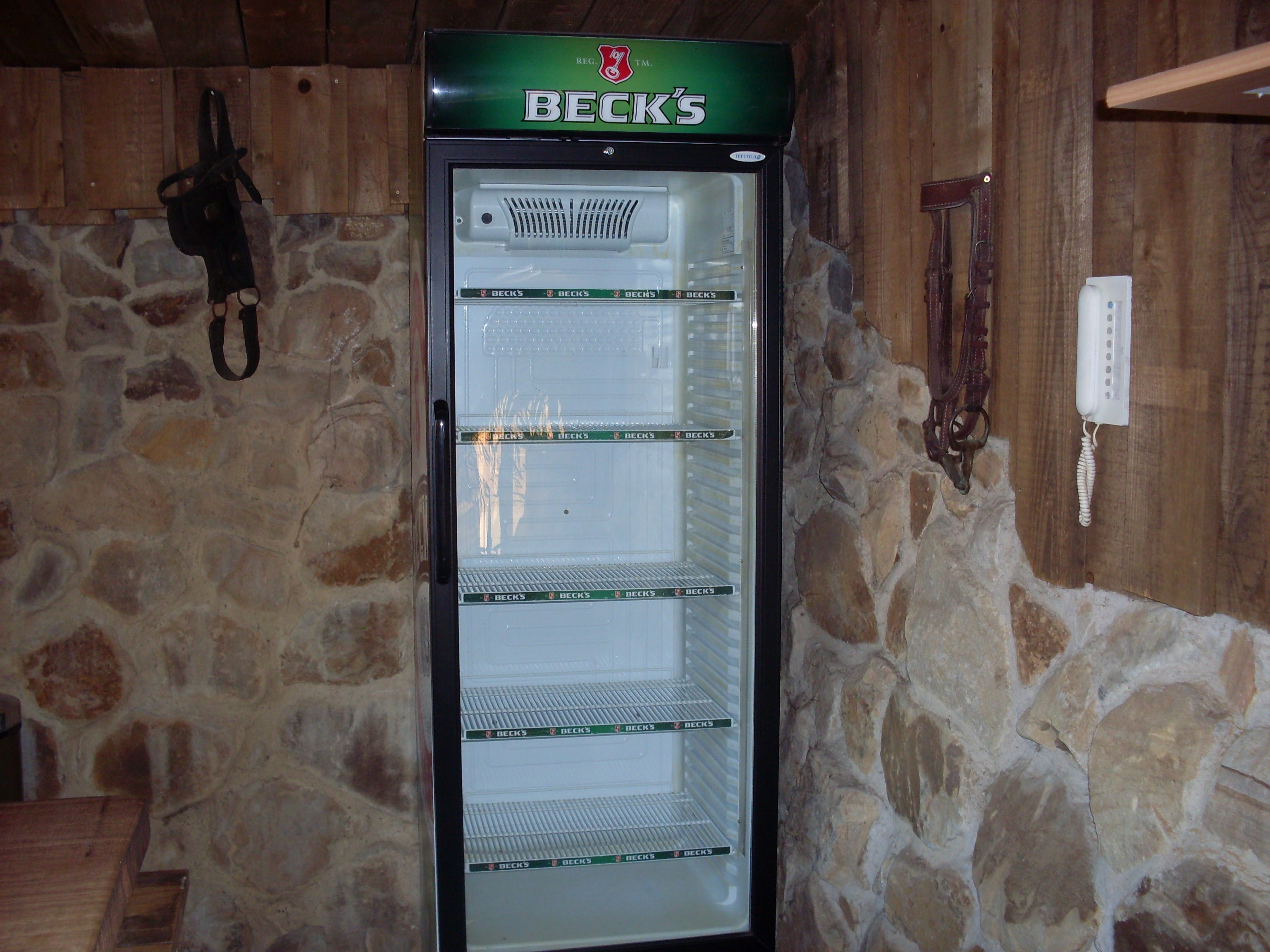 großer Flaschenkühlschrank mit Glastür