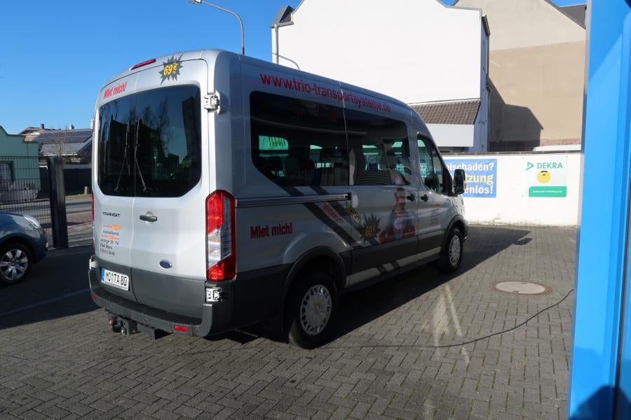 Ford Transit Lang als 9 Sitzer Bus mit Ladefläche und Anhängerkupplung . – 2