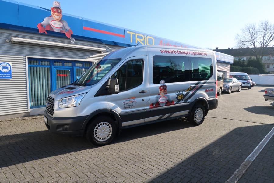 Ford Transit Lang als 9 Sitzer Bus mit Ladefläche und Anhängerkupplung .