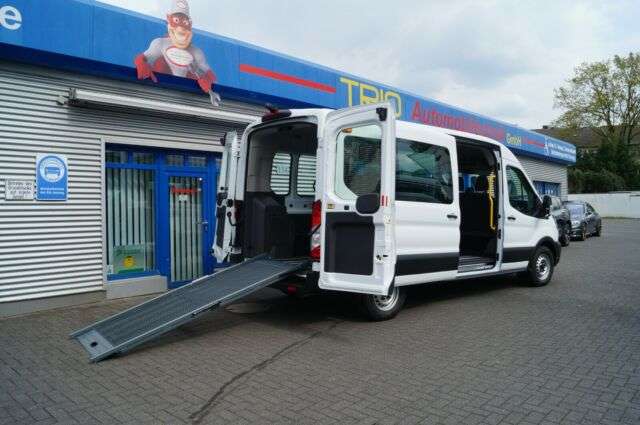 Behindertengerecht Ford Transit FT 300 L 9 Sitzer Bus mit Anhängerkupplungen nutzbar als Reisebus / Kleinbus ...
