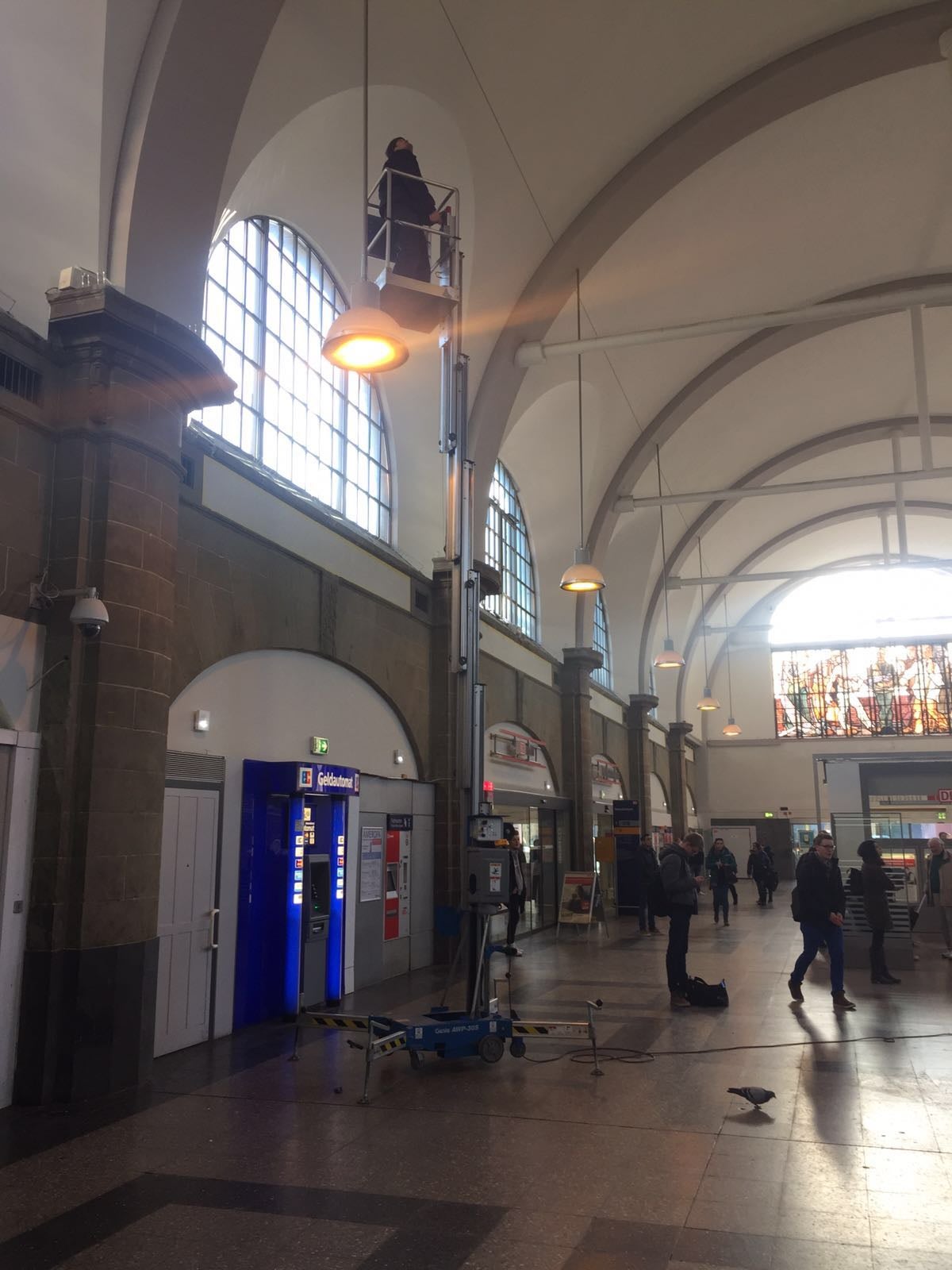 Personenlift Genie AWP-30 S mieten – 2