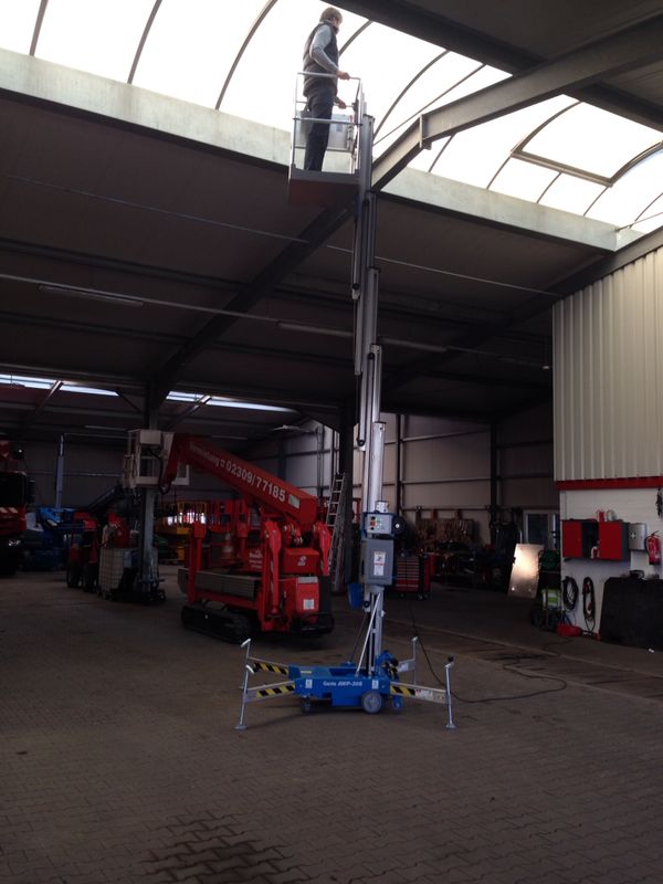 Personenlift Genie AWP-30 S mieten