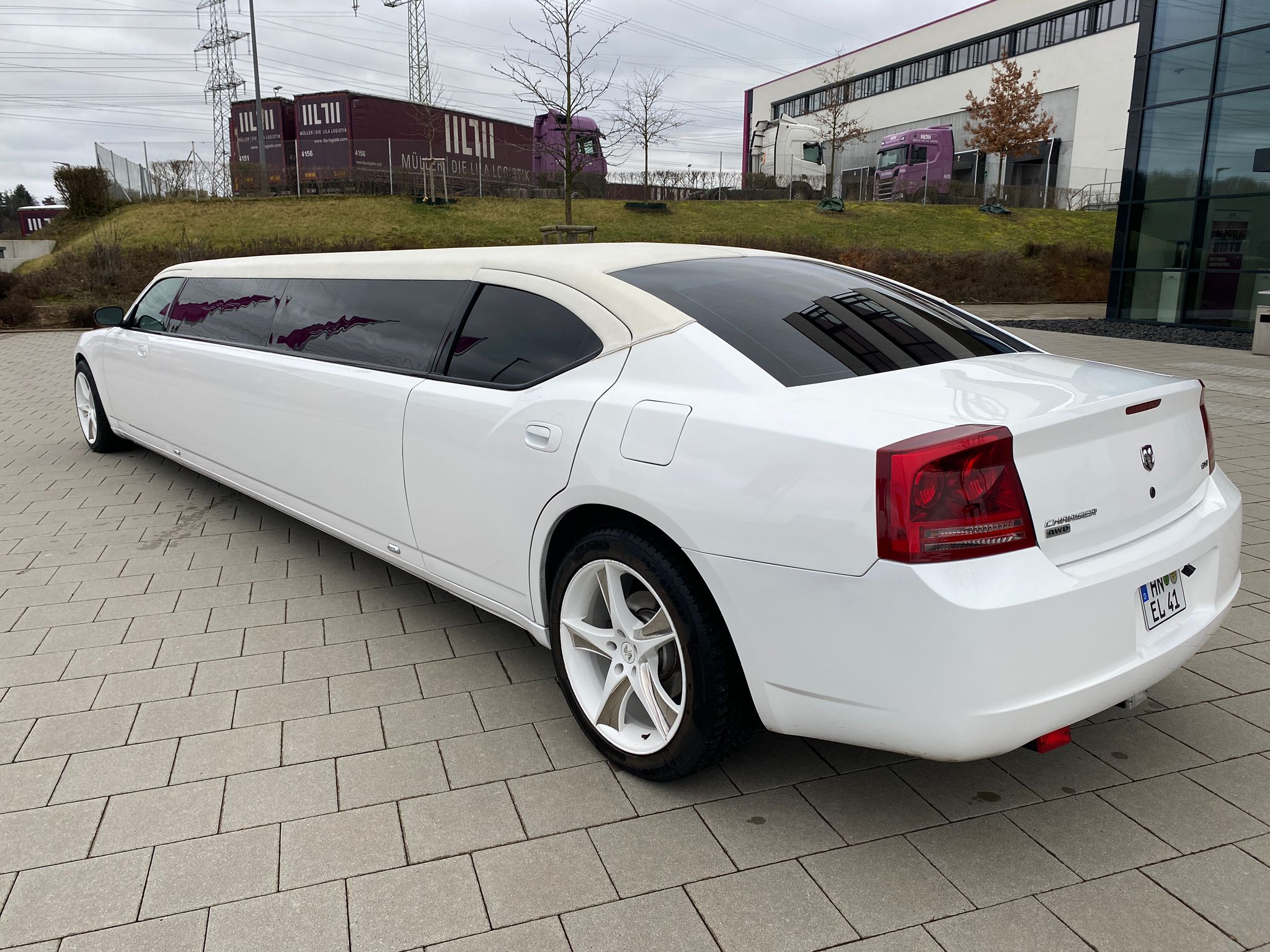 Stretchlimousine Dodge Charger weiss mit Chauffeur+TOP Ausstattung+Professioneller Service. -EliteLimos- – 3