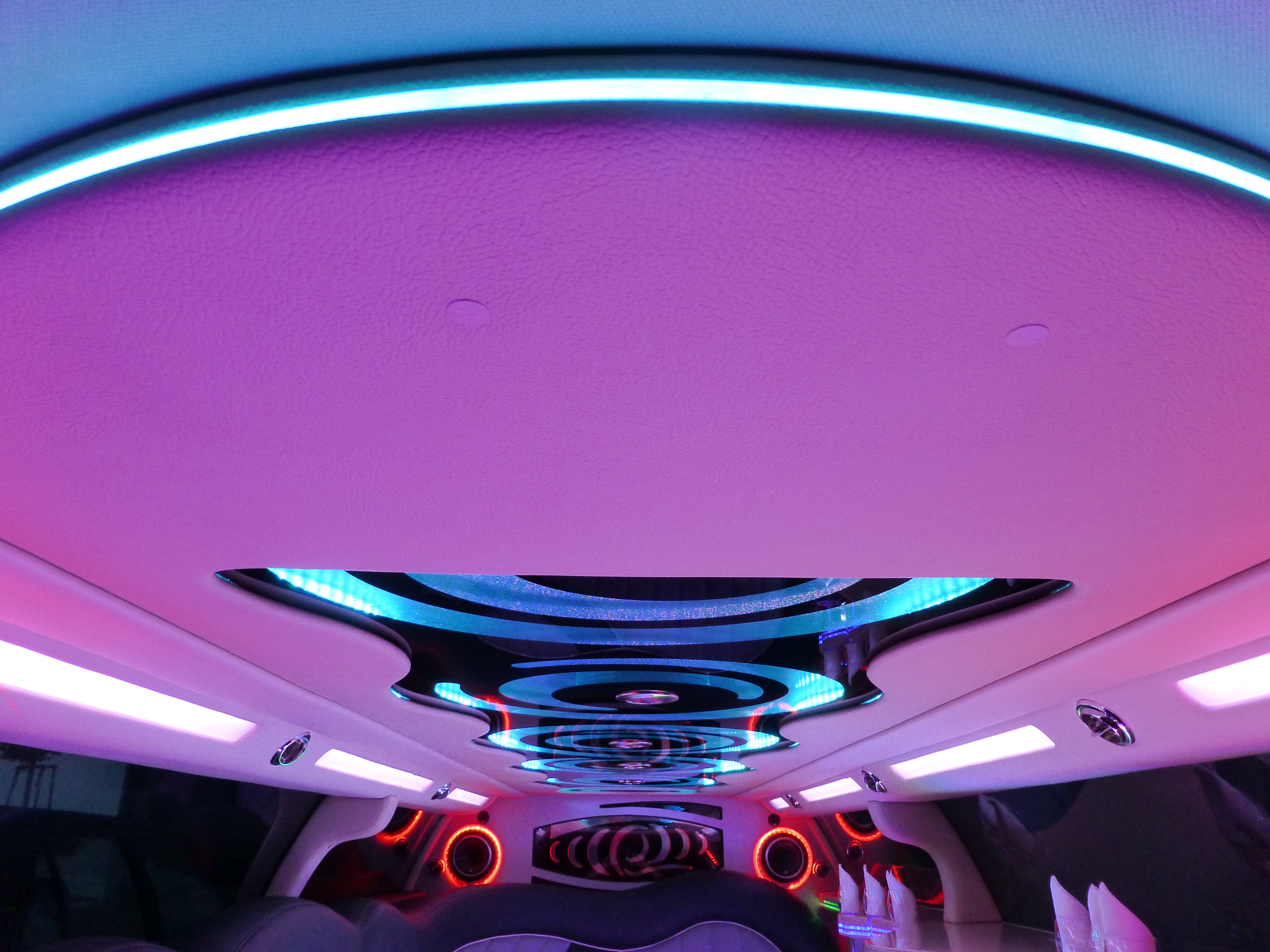 Stretchlimousine Chrysler 300C weiss mit Chauffeur+TOP Ausstattung+Professioneller Service. -EliteLimos- – 4