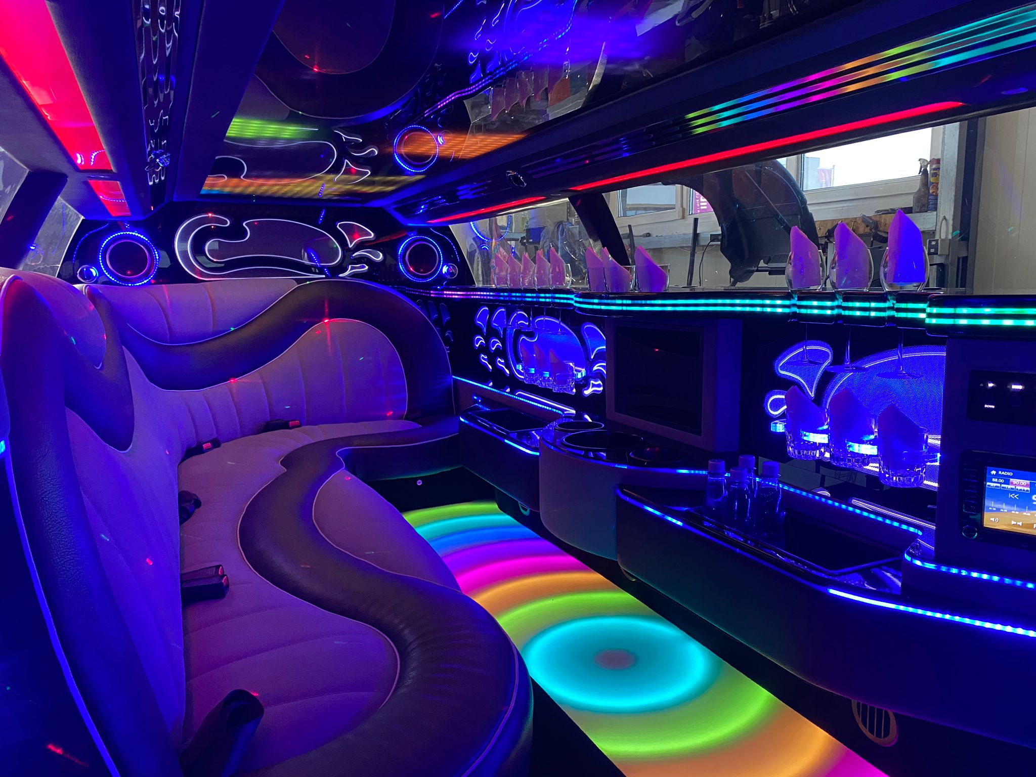 Stretchlimousine Dodge Charger weiss mit Chauffeur+TOP Ausstattung+Professioneller Service. -EliteLimos- – 2