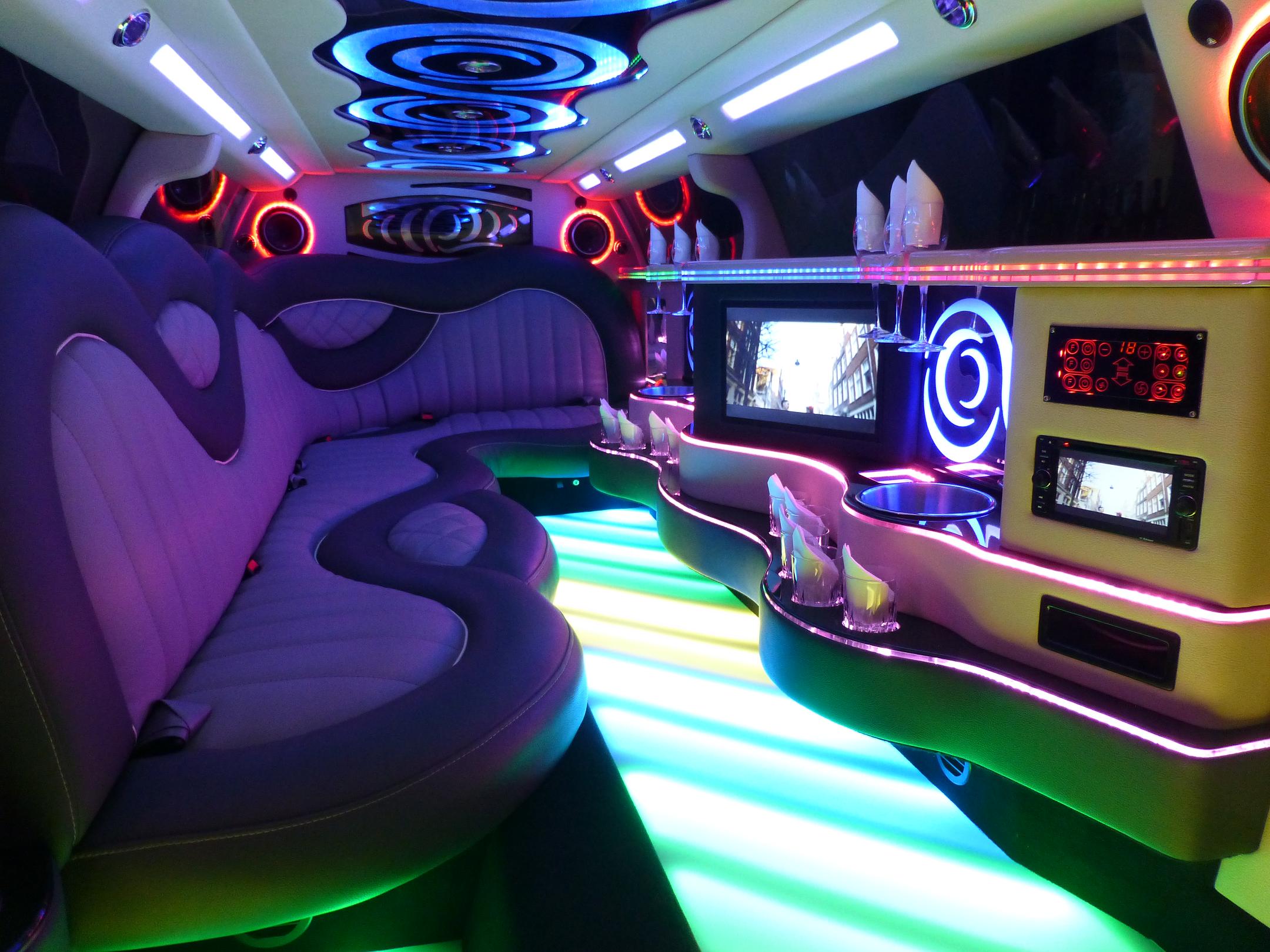 Stretchlimousine Chrysler 300C weiss mit Chauffeur+TOP Ausstattung+Professioneller Service. -EliteLimos- – 2