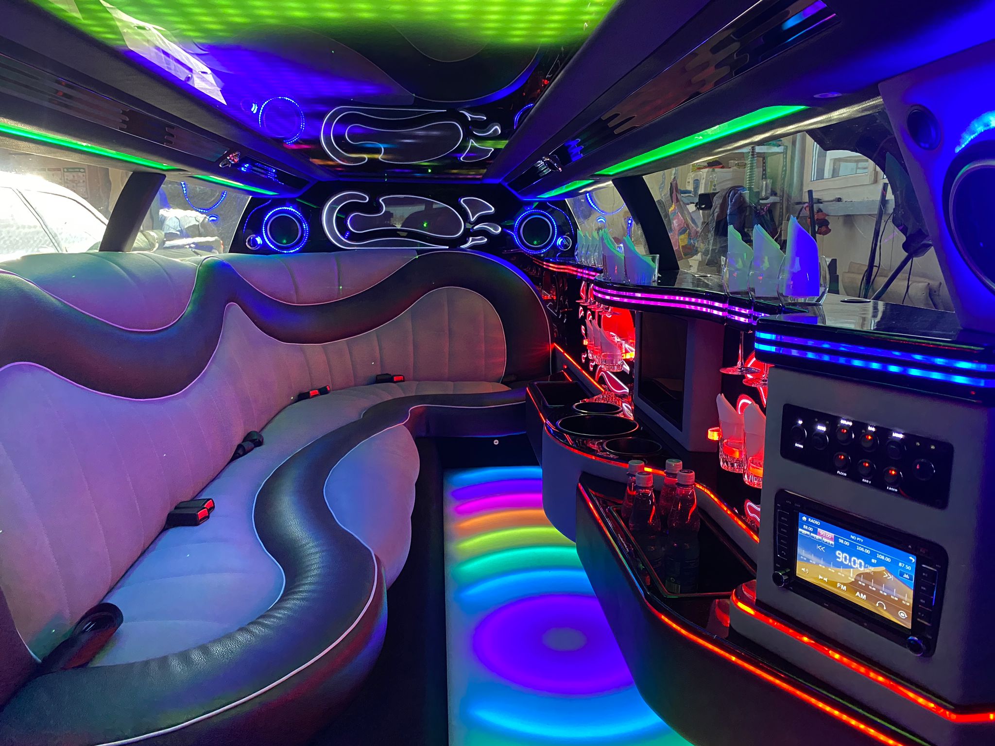 Stretchlimousine Dodge Charger weiss mit Chauffeur+TOP Ausstattung+Professioneller Service. -EliteLimos- – 4