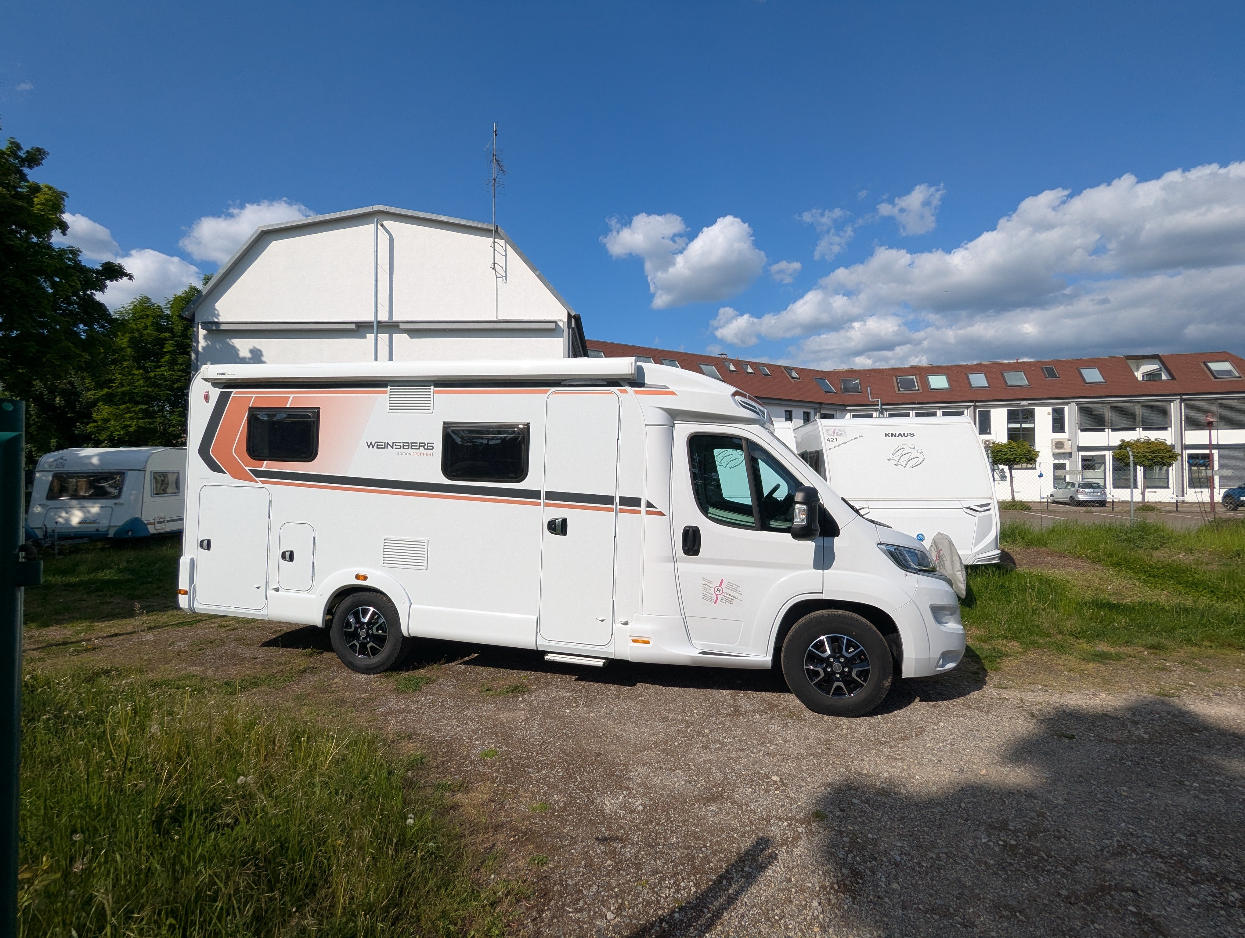 Weinsberg CaraCompact 600 MEG, E-Bike Träger, Längsbetten, TV – 2
