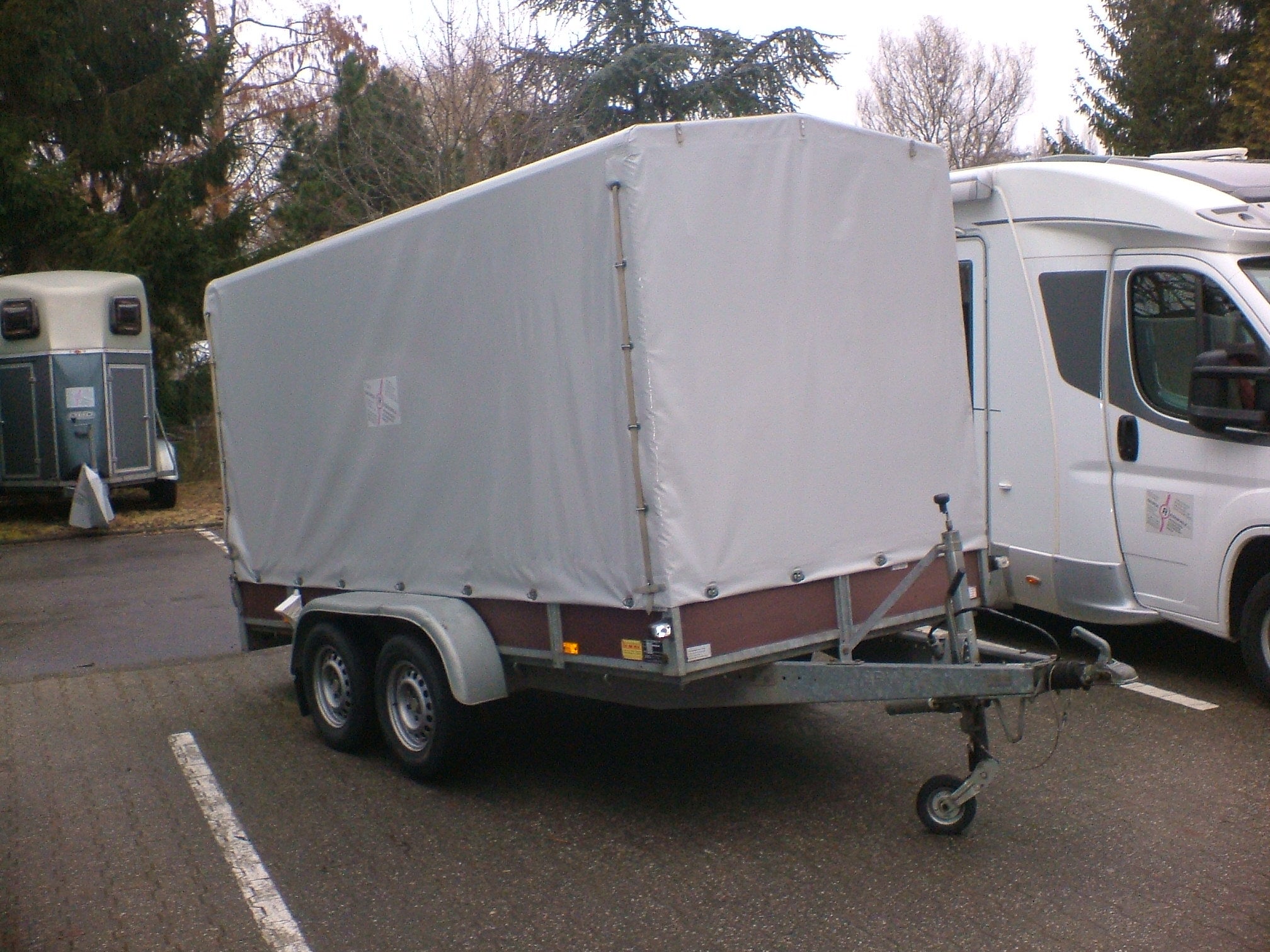 Grosser Planenanhänger mit 2000 KG