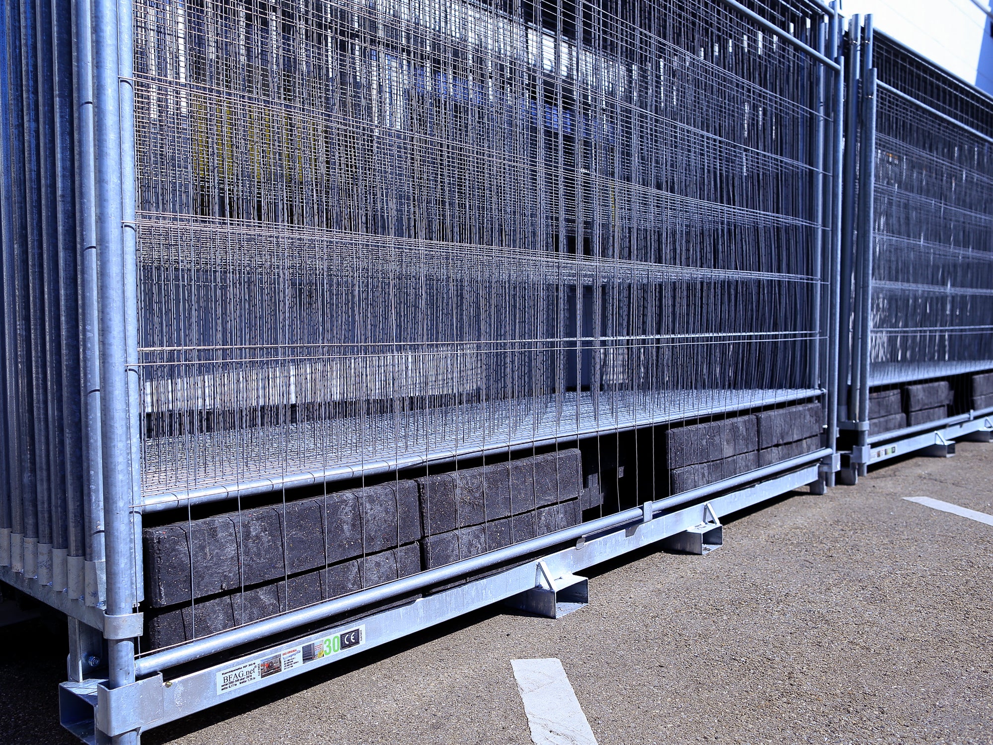 Schnell einsatzbereiter Bauzaun zur Absicherung von Events, Baustellen und Industrieanlagen - 3,5m x 2m ab 0,28 Euro pro Zaun – 2