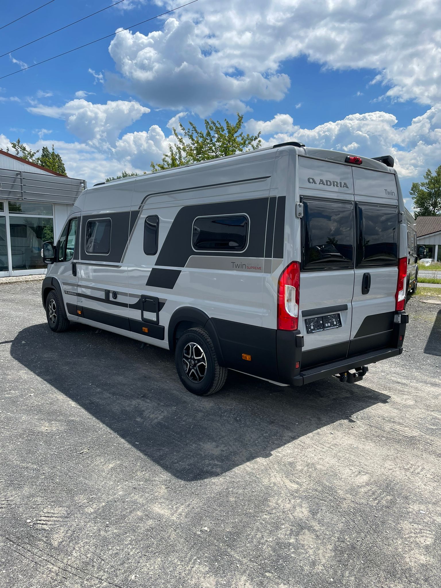 Adria Twin Supreme 640 SLB mit Längesbetten 165 PS – 2
