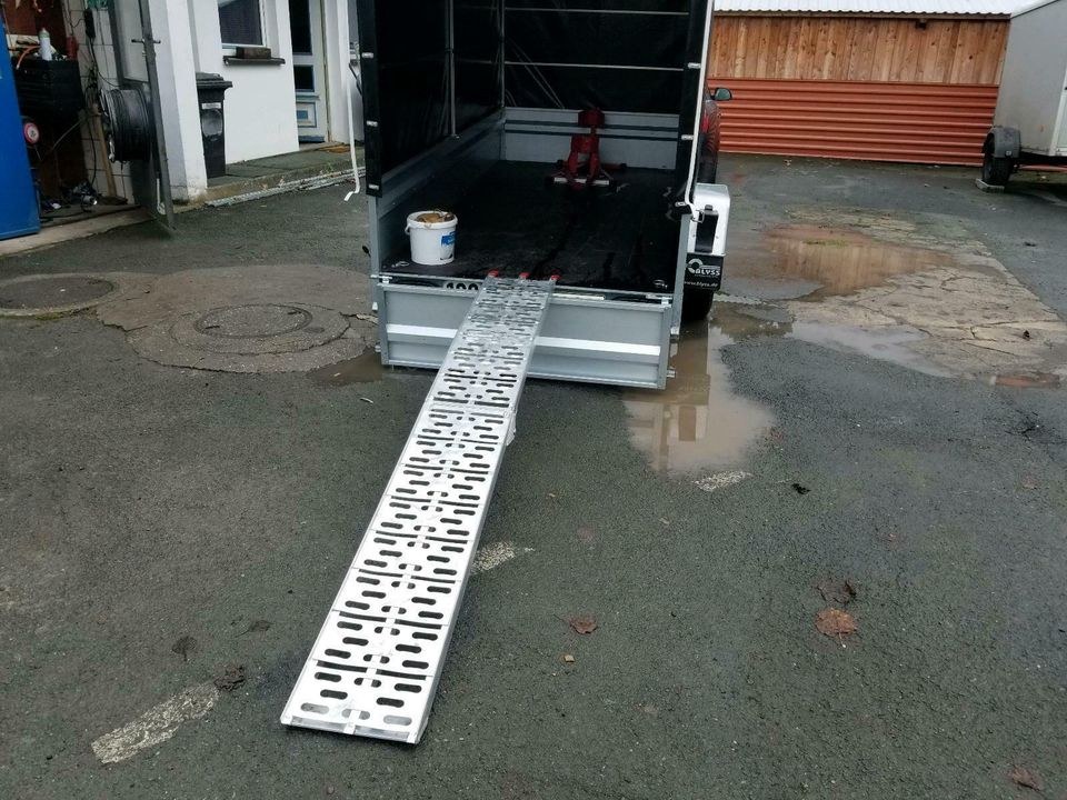 MOTORRADANHÄNGER Geschlossen Plane 750 kg mieten in Neudrossenfeld