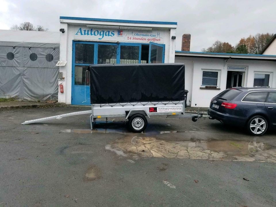 MOTORRADANHÄNGER Geschlossen Plane 750 kg mieten in Neudrossenfeld – 3