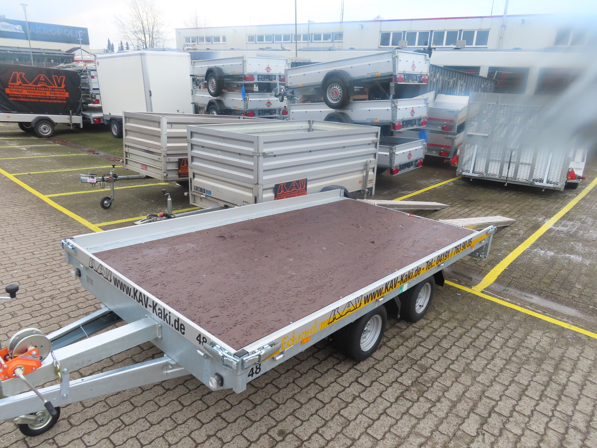 Universal Trailer 4x2 m 3,5 t mit Rampen und Winde. PKW Anhänger mieten – 3