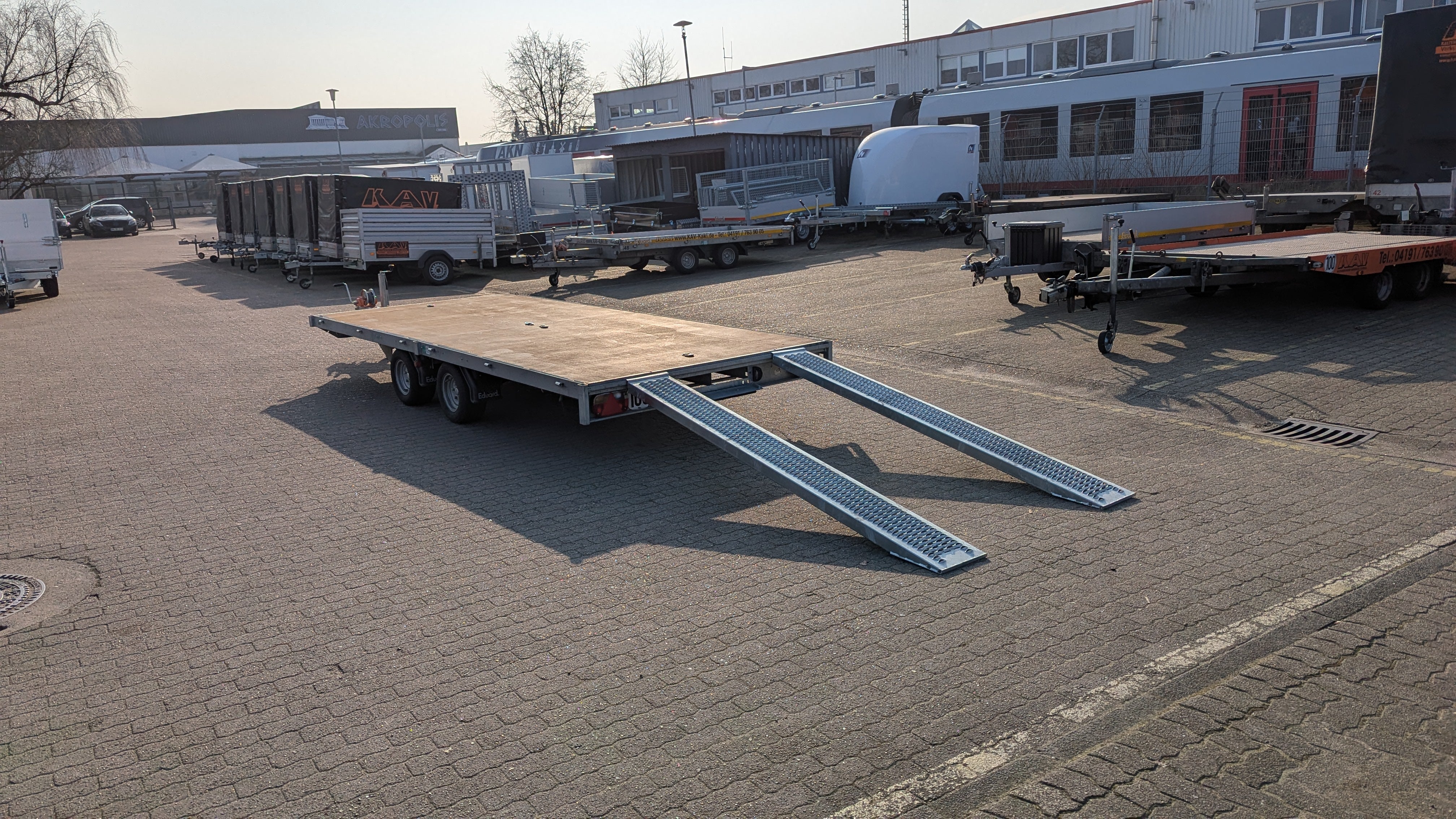 Universal Trailer 4x2 m 3,5 t mit Rampen und Winde. PKW Anhänger mieten – 4