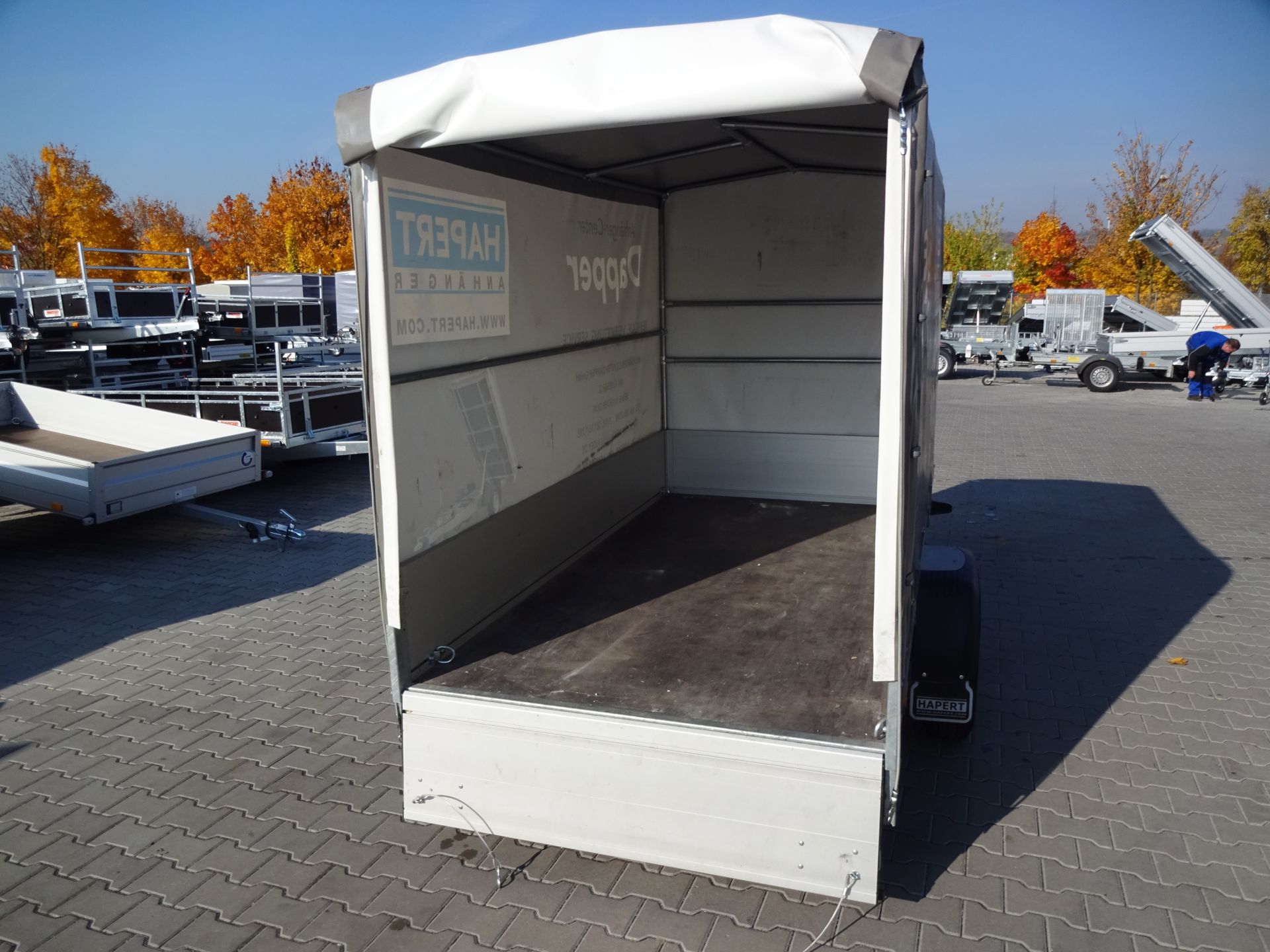 gebremster Tieflader mit Hochplane Plane und Spriegel 2,60x1,34x1,60m - 1350 kg Anhänger – 2