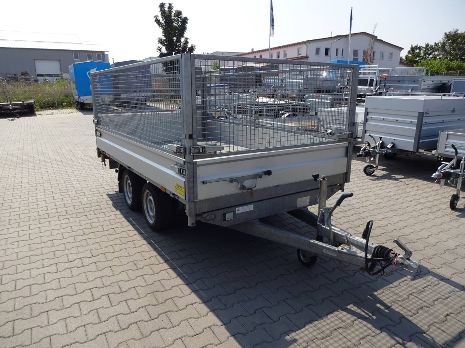 gebremster Hochlader elektrischer Dreiseitenkipper mit Gitteraufsatz 3,05x1,80x1,05m- 2700kg Anhänger – 2