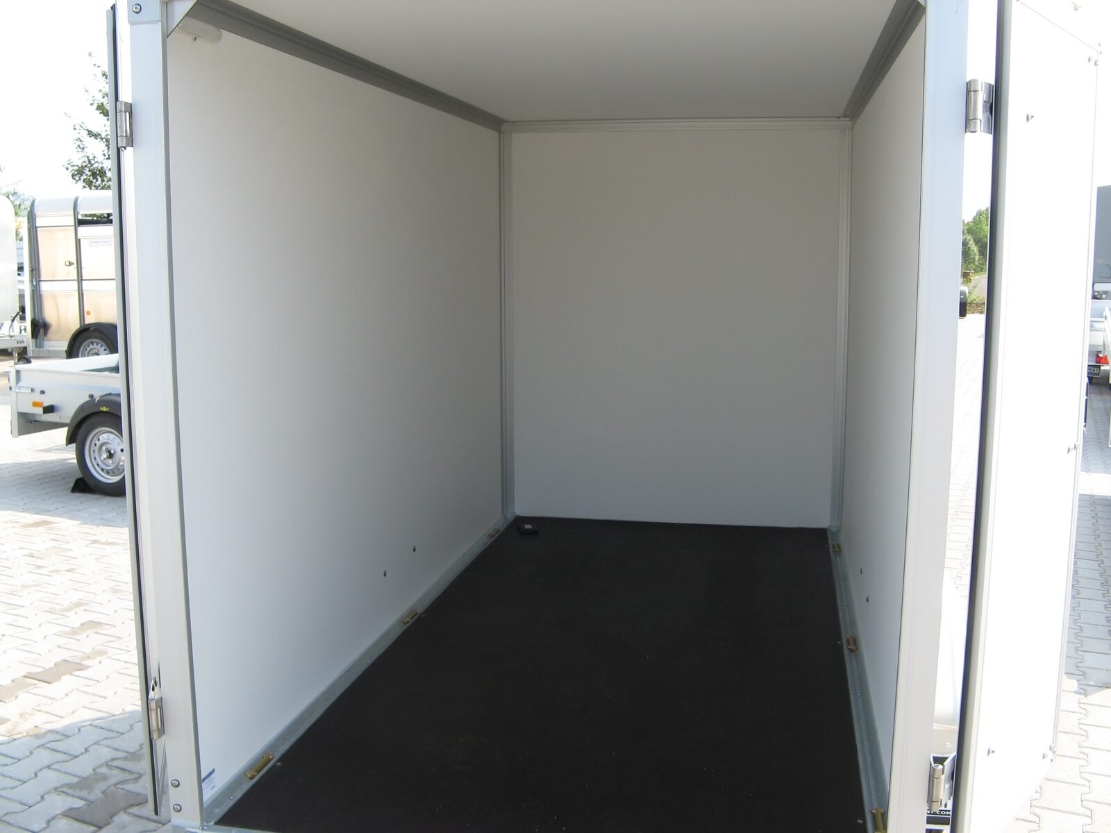 gebremster einachser Tieflader Kofferanhänger 2,50x1,30x1,50m - gebremst 1350kg – 4