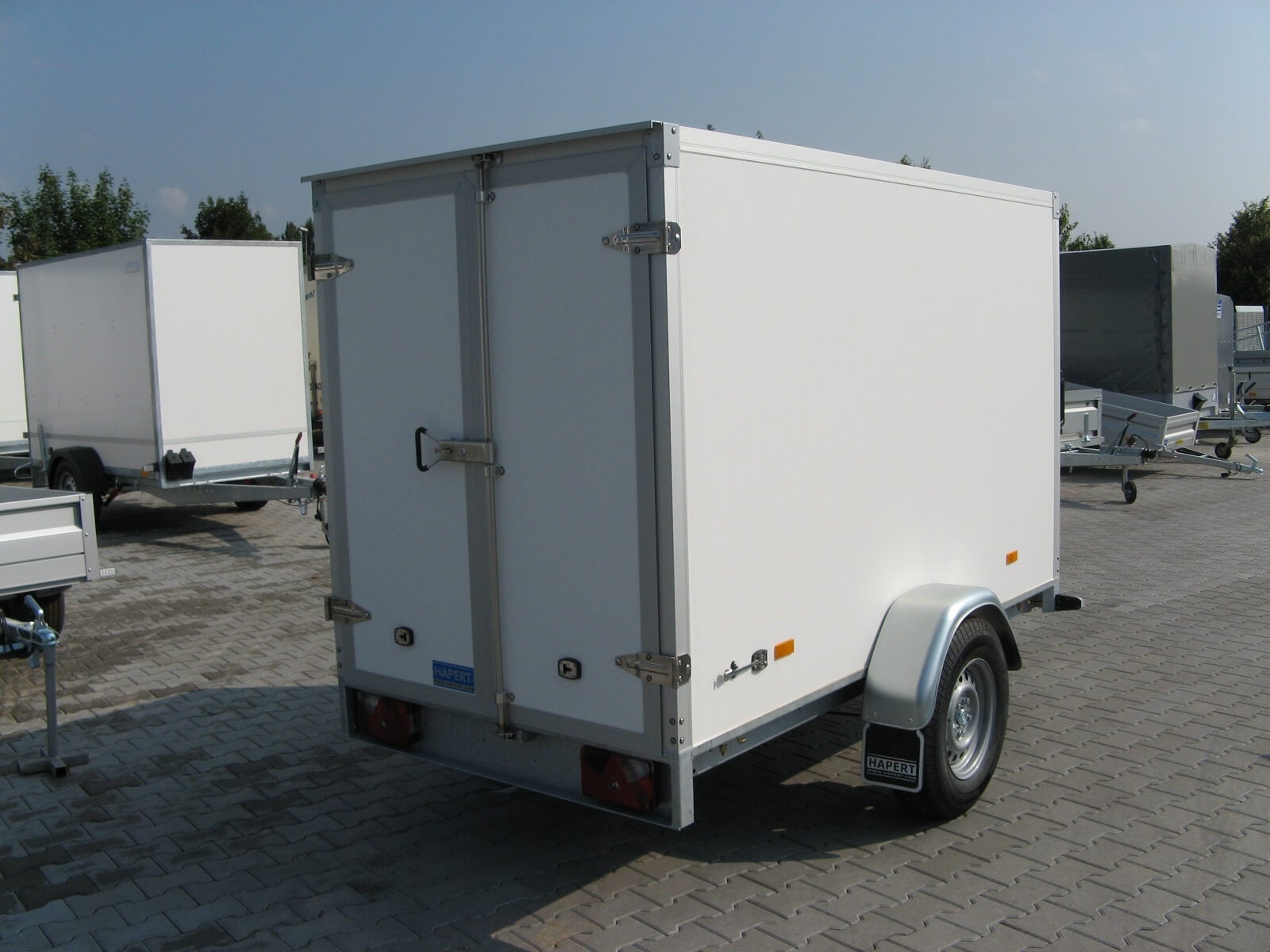 gebremster einachser Tieflader Kofferanhänger 2,50x1,30x1,50m - gebremst 1350kg – 2