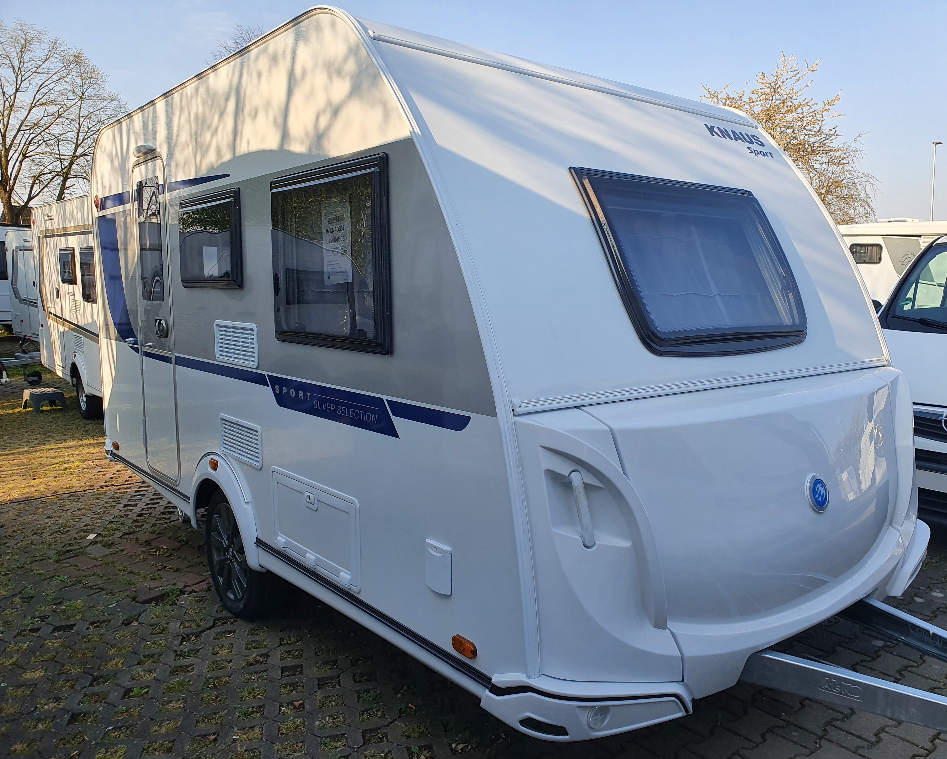 Knaus 400LK Sport Silver Selection, Wohnwagen 4 Personen mit Sonnensegel, Familien-Caravan, Dachklima, Hund