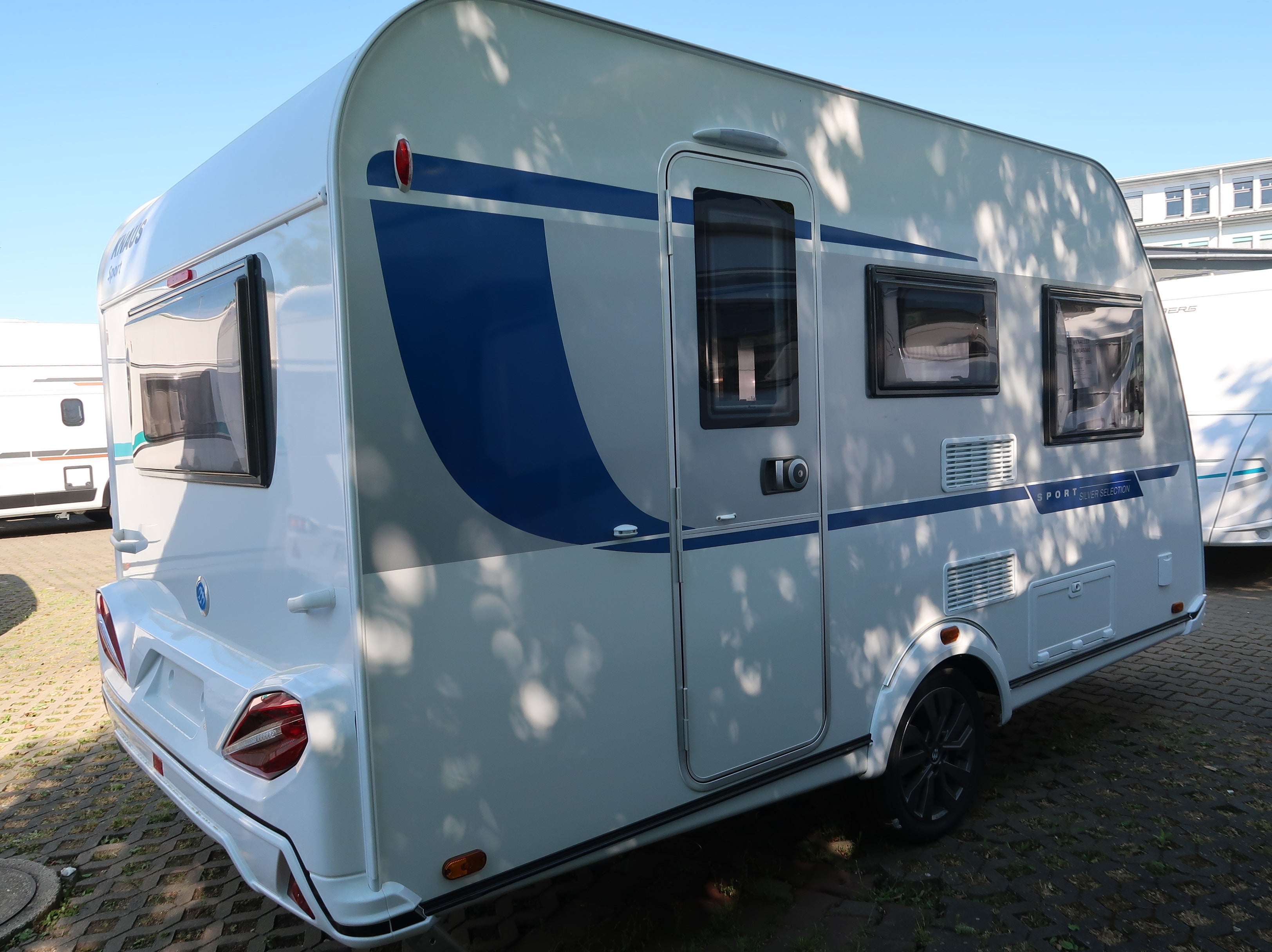 Knaus 400LK Sport Silver Selection, Wohnwagen 4 Personen mit Sonnensegel, Familien-Caravan, Dachklima, Hund – 2