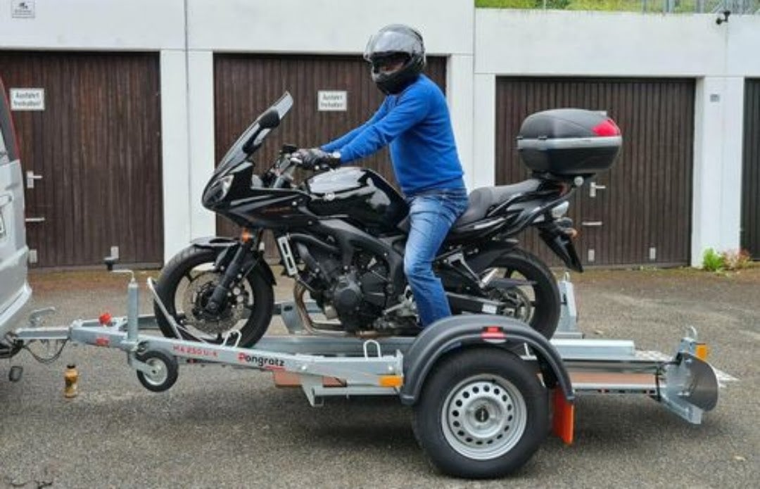 Spezial hochwertiger Motorradanhänger, PKW Anhänger 750 kg, Kippbar, Blitzlader, 100 km/h Zulassung mieten Vermietung – 2