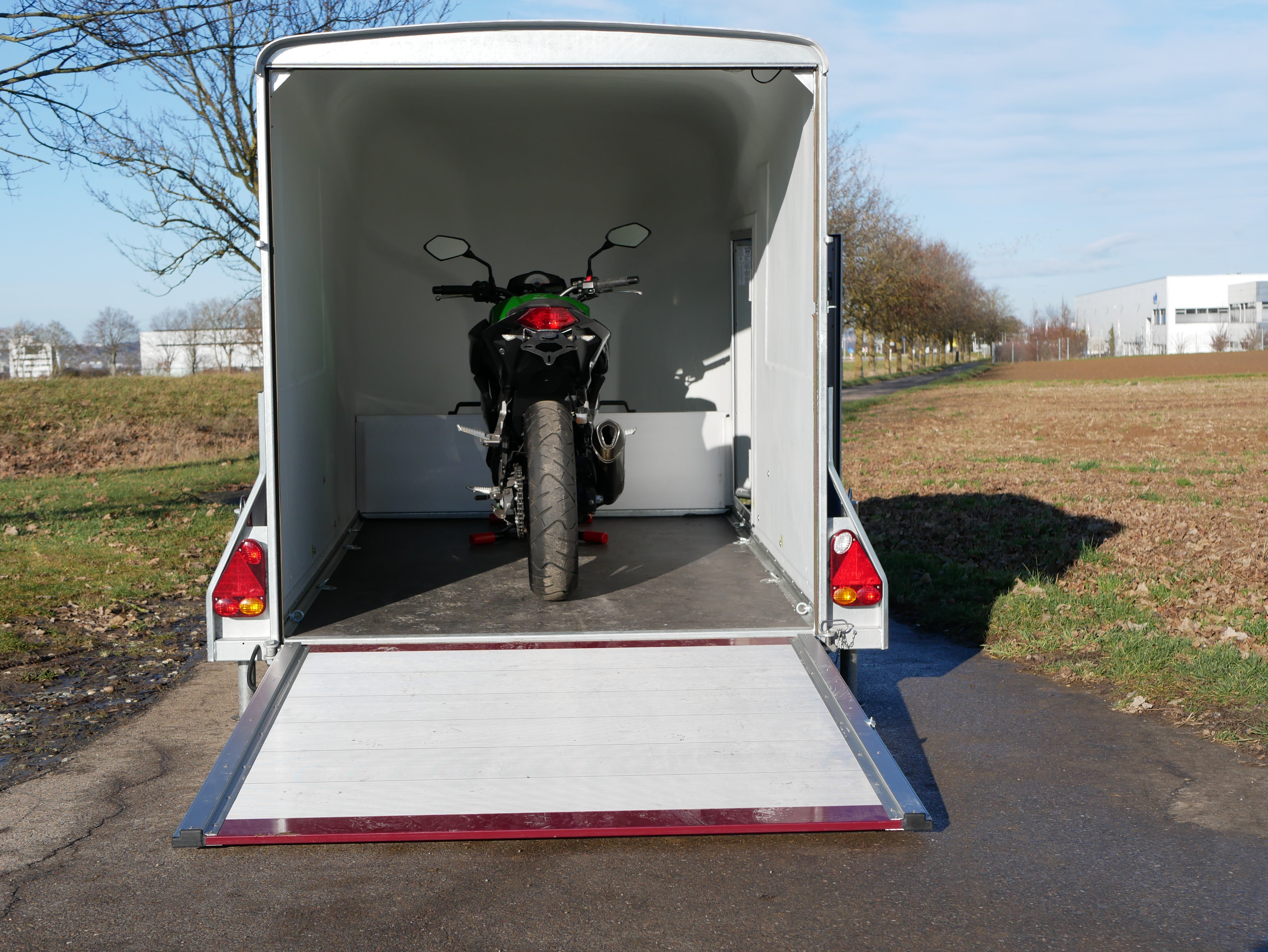 Spezial hochwertige Motorradanhänger Kofferanhänger geschlossen, 1300kg debon cargo, 100 km/h Zulassung mieten Vermietung – 3