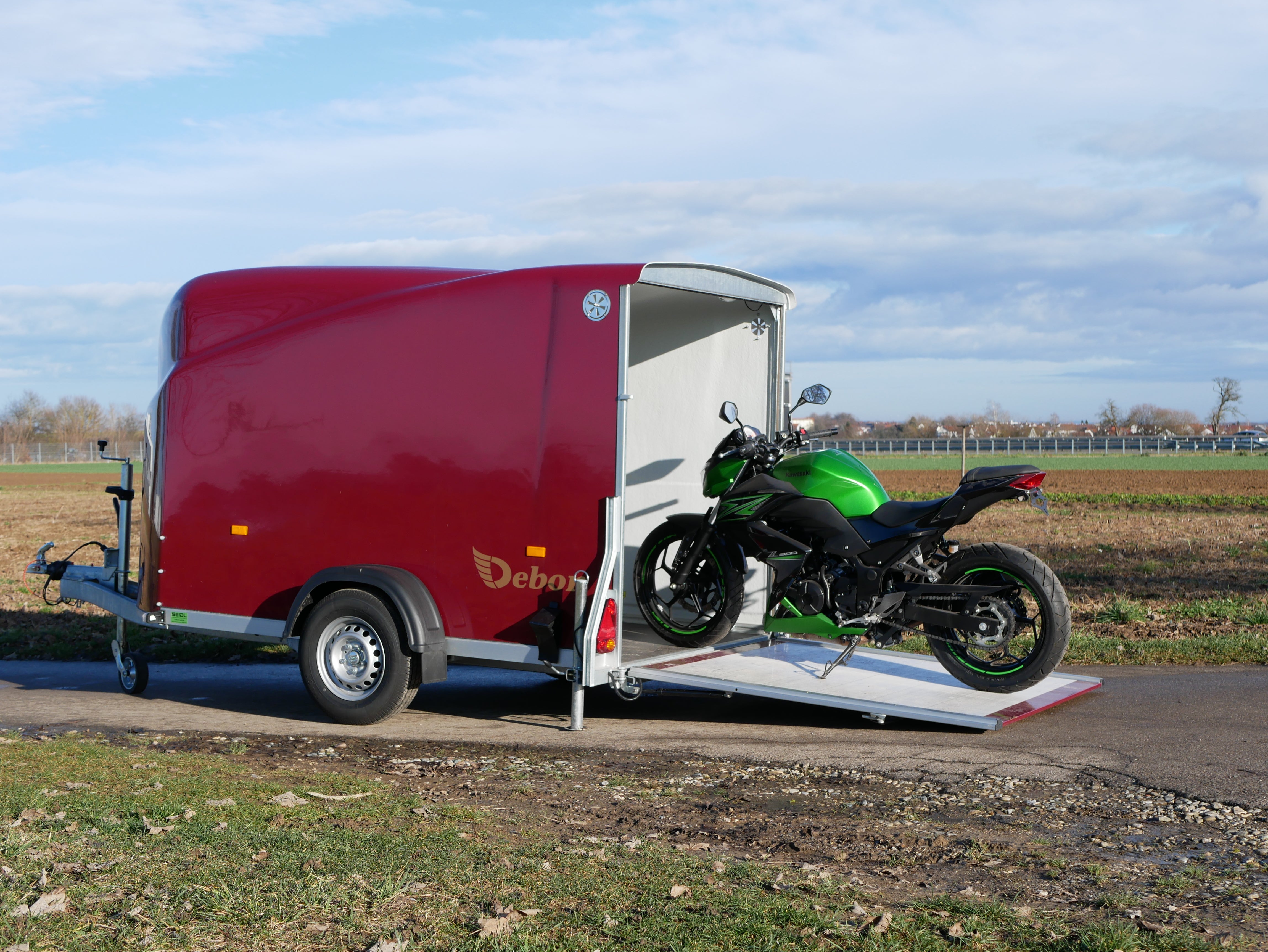 Spezial hochwertige Motorradanhänger Kofferanhänger geschlossen, 1300kg debon cargo, 100 km/h Zulassung mieten Vermietung