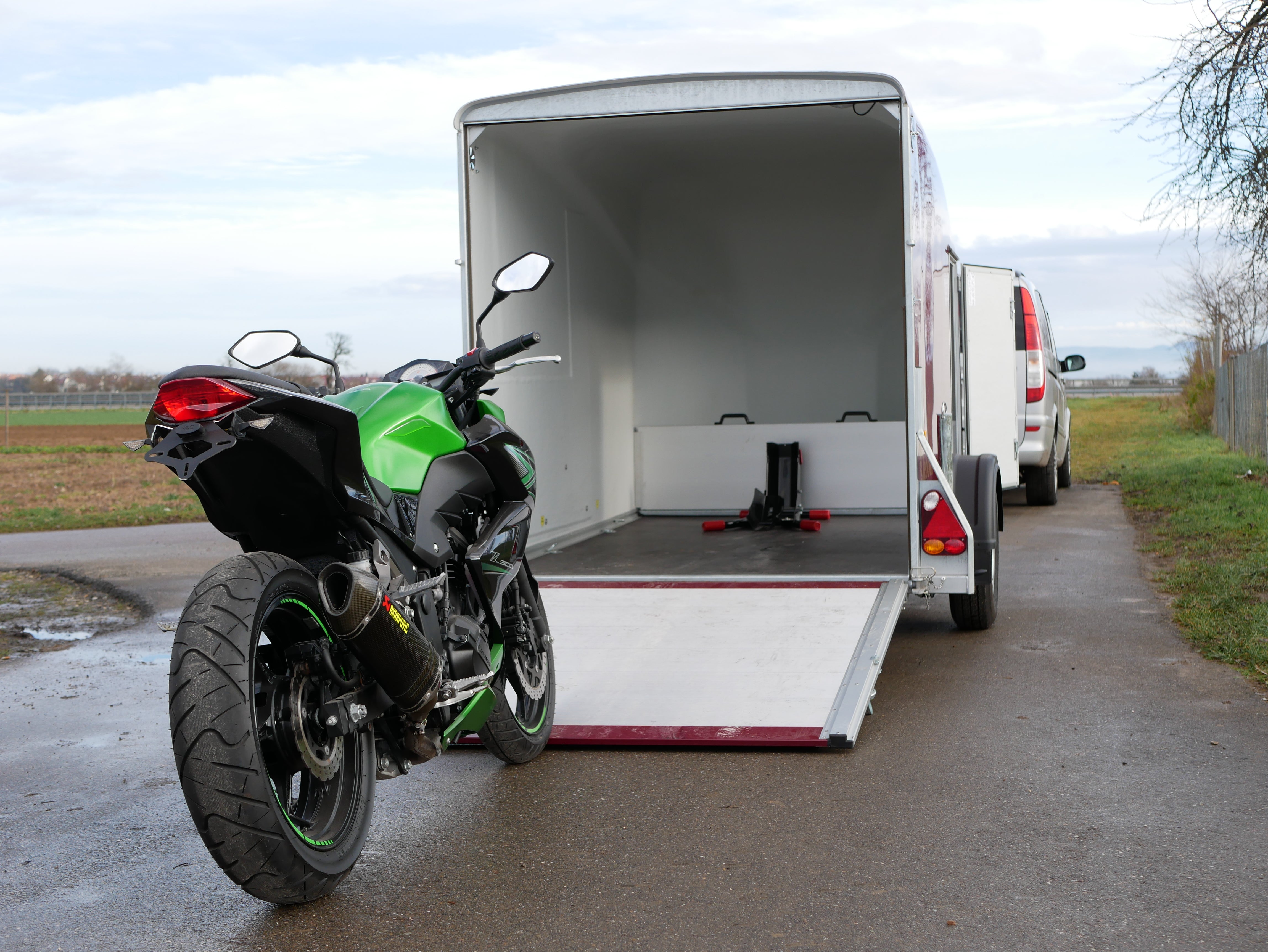 Spezial hochwertige Motorradanhänger Kofferanhänger geschlossen, 1300kg debon cargo, 100 km/h Zulassung mieten Vermietung – 2