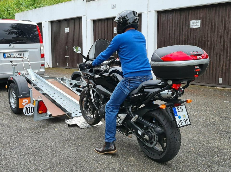 Spezial hochwertiger Motorradanhänger, PKW Anhänger 750 kg, Kippbar, Blitzlader, 100 km/h Zulassung mieten Vermietung