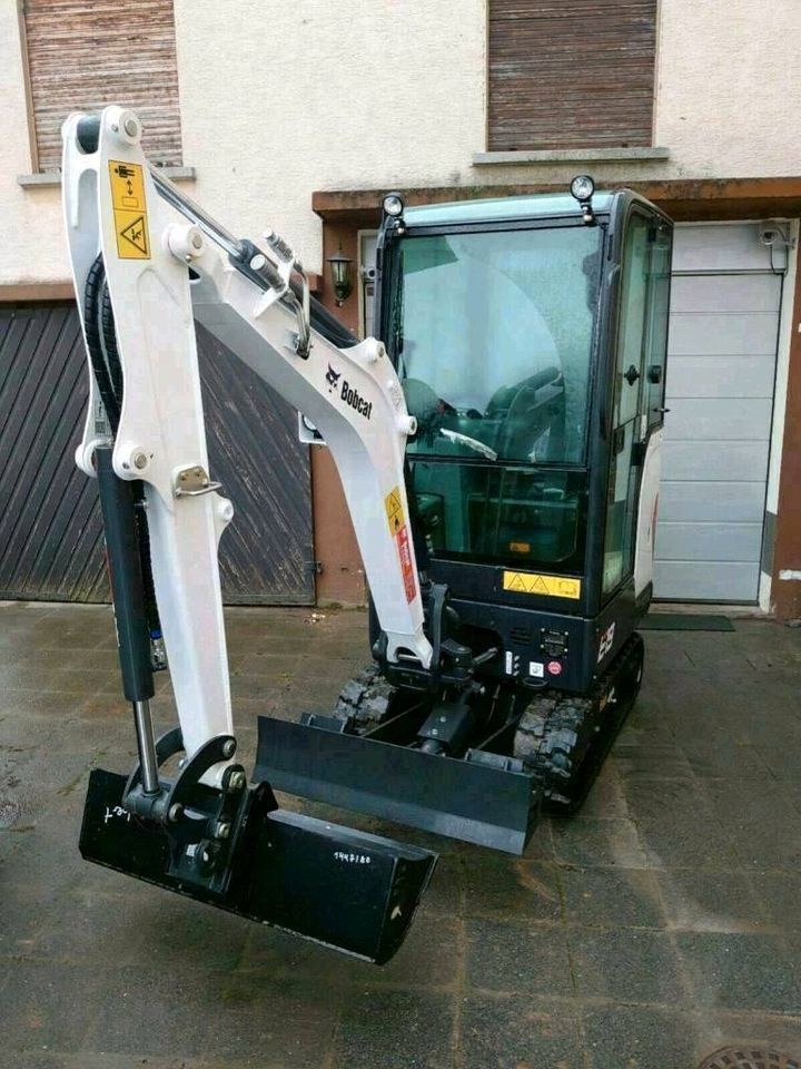 Bagger Kompaktbagger Anhänger Löffel Vers mieten in Hungen – 3