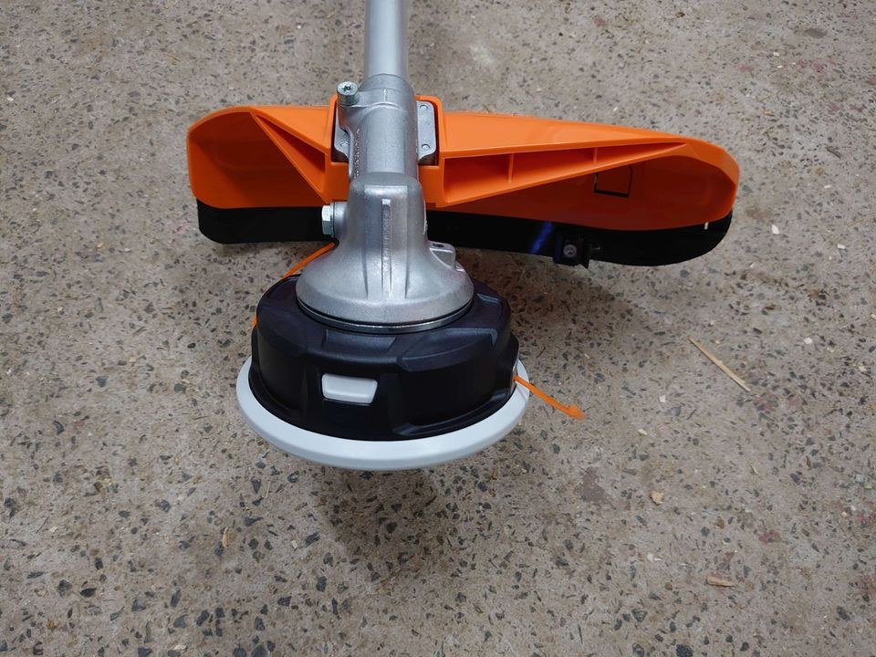 Rasentrimmer Motorsense Freischneider Akku mieten in Hungen – 2