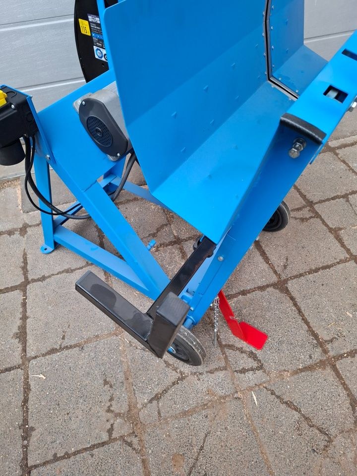 Wippsäge Brennholz Brennholzsäge 230V Güde mieten in Hungen – 3