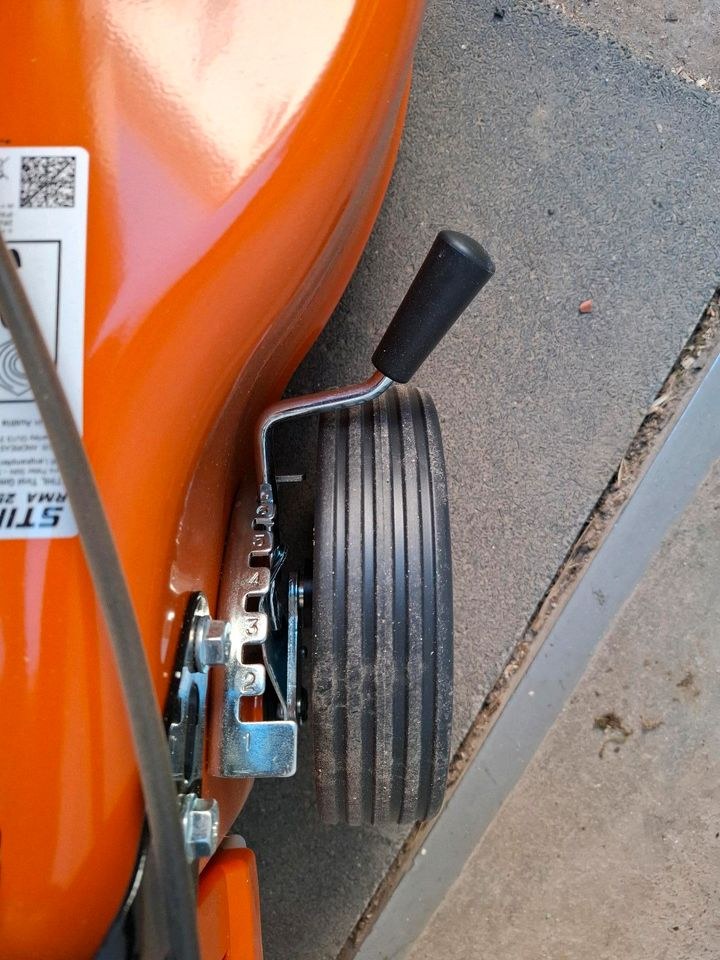 Akku Rasenmäher Stihl RMA 253 448 PV Mulchen mieten in Hungen – 3