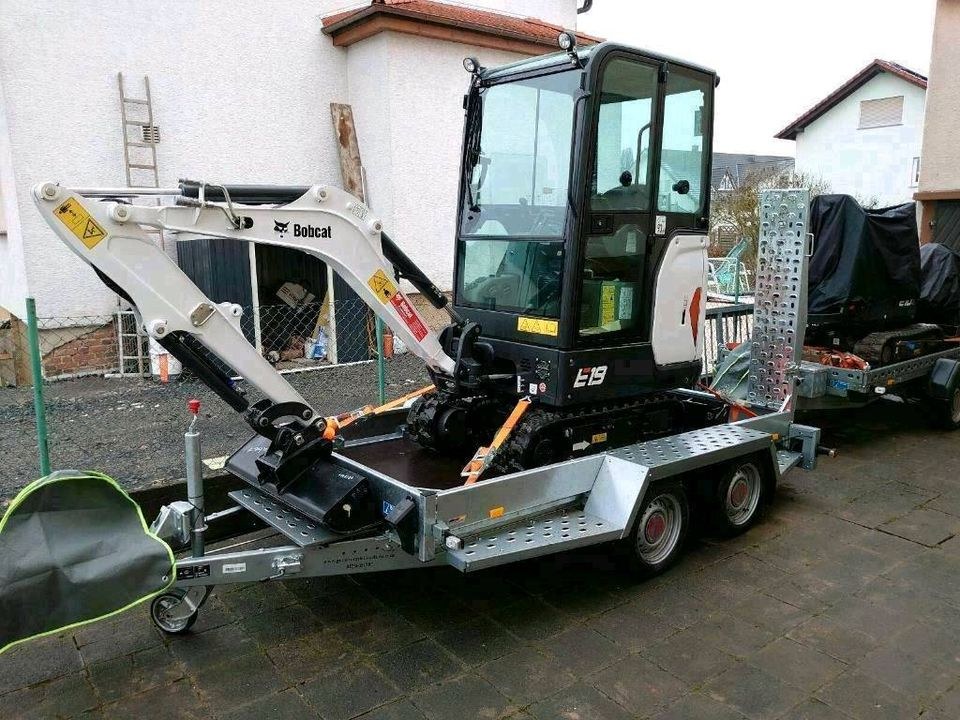 Bagger Kompaktbagger Anhänger Löffel Vers mieten in Hungen