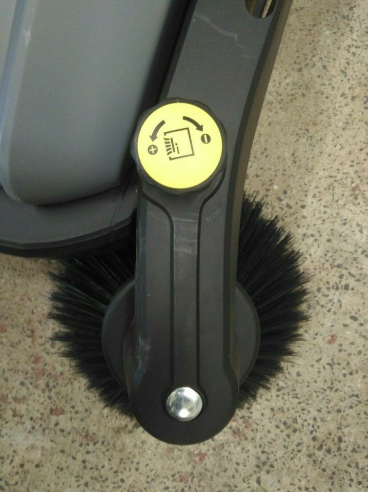 Kärcher Kehrmaschine Handkehrmaschine mieten in Hungen – 3