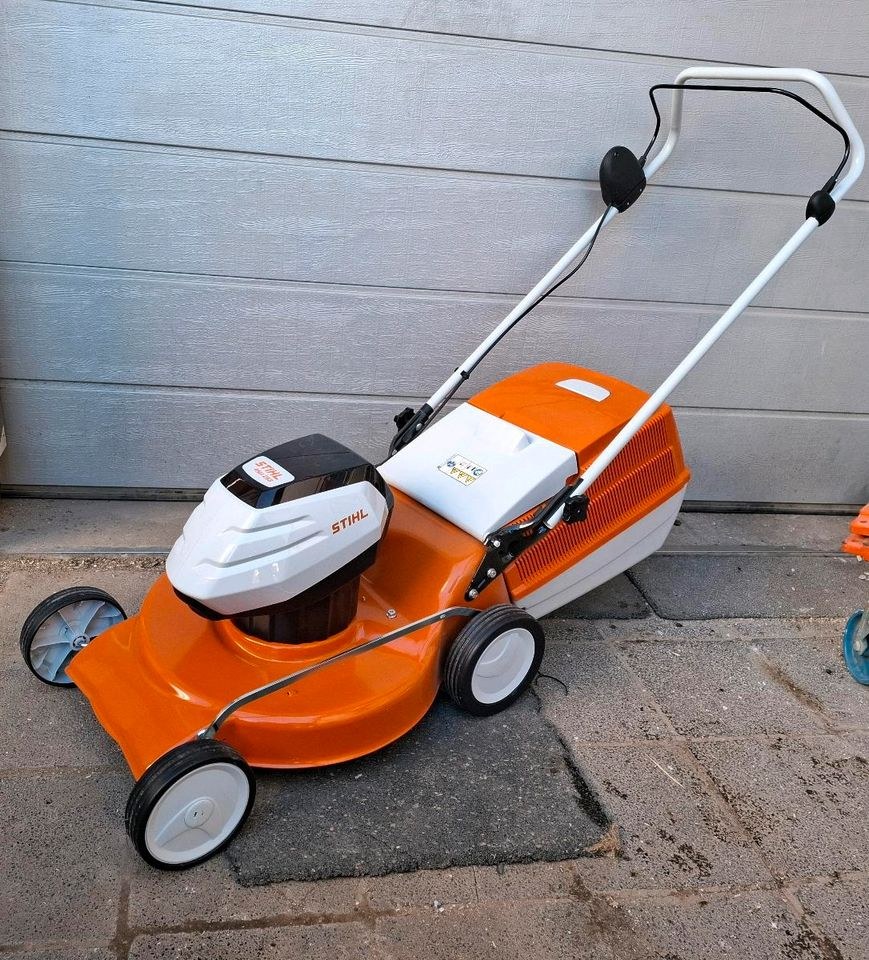 Akku Rasenmäher Stihl RMA 253 448 PV Mulchen mieten in Hungen