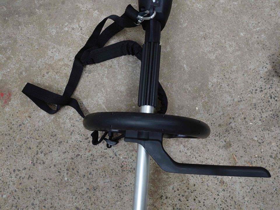 Rasentrimmer Motorsense Freischneider Akku mieten in Hungen – 4
