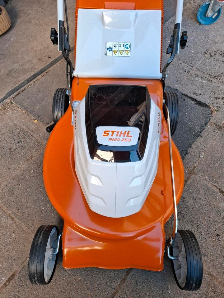Akku Rasenmäher Stihl RMA 253 448 PV Mulchen mieten in Hungen – 4