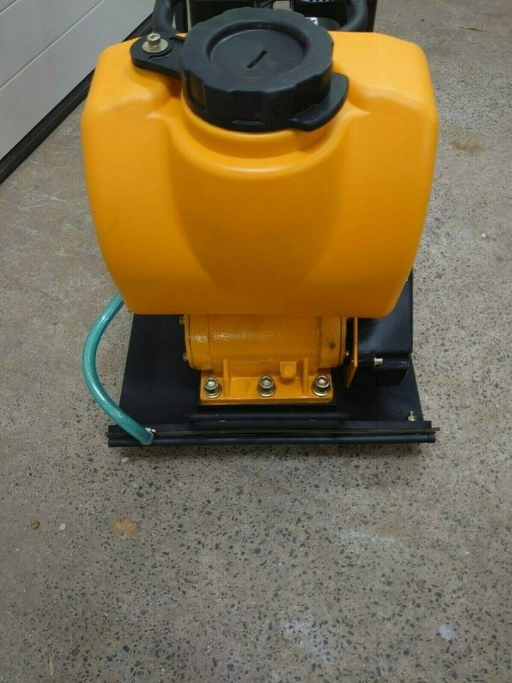 Rüttelplatte Rüttler Verdichter 110kg Wasser mieten in Hungen – 2
