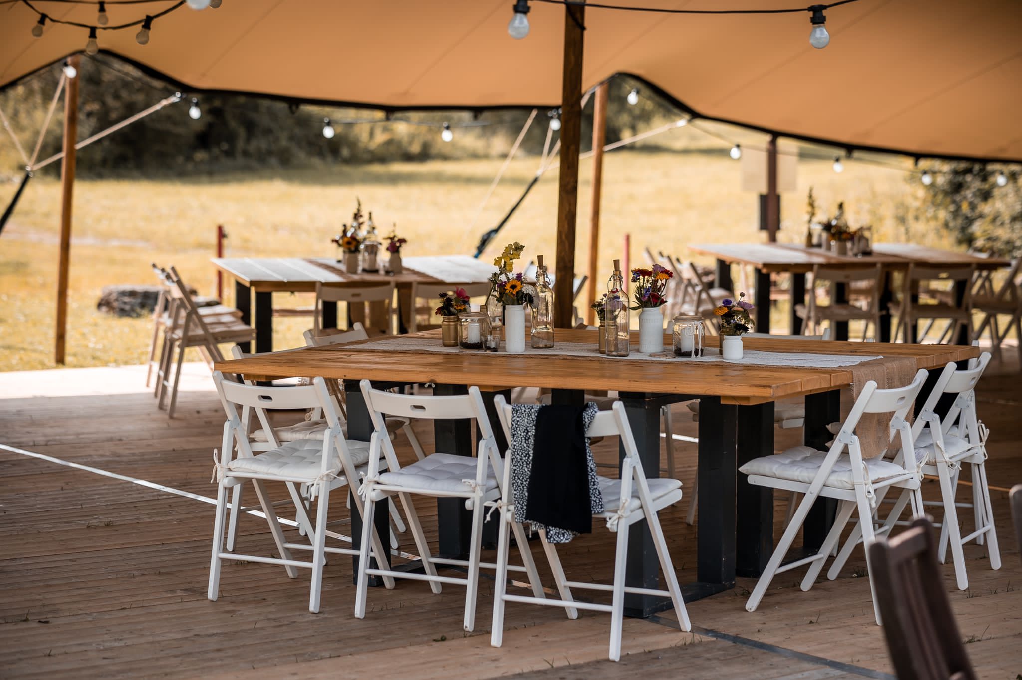Klappstühle - weiß - braun - Sitzkissen - Hochzeit - Party - Veranstaltung -Trauung - Traubogen – 2