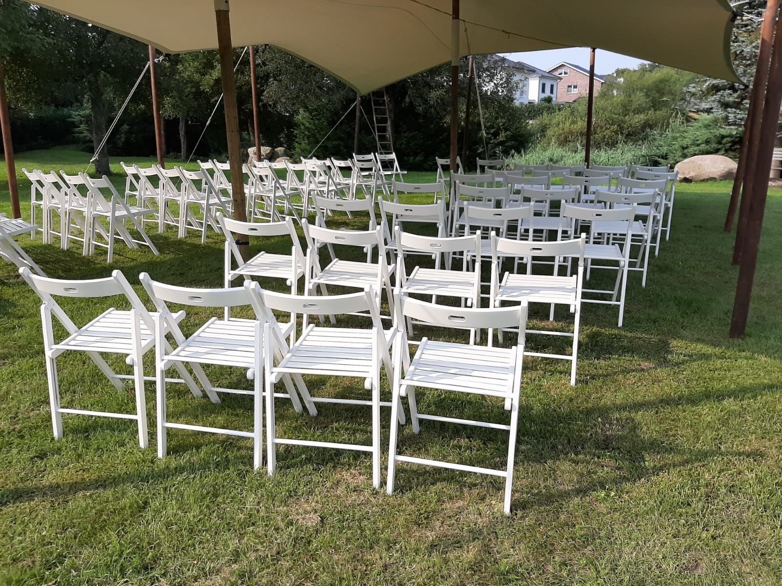 Klappstühle - weiß - braun - Sitzkissen - Hochzeit - Party - Veranstaltung -Trauung - Traubogen – 3