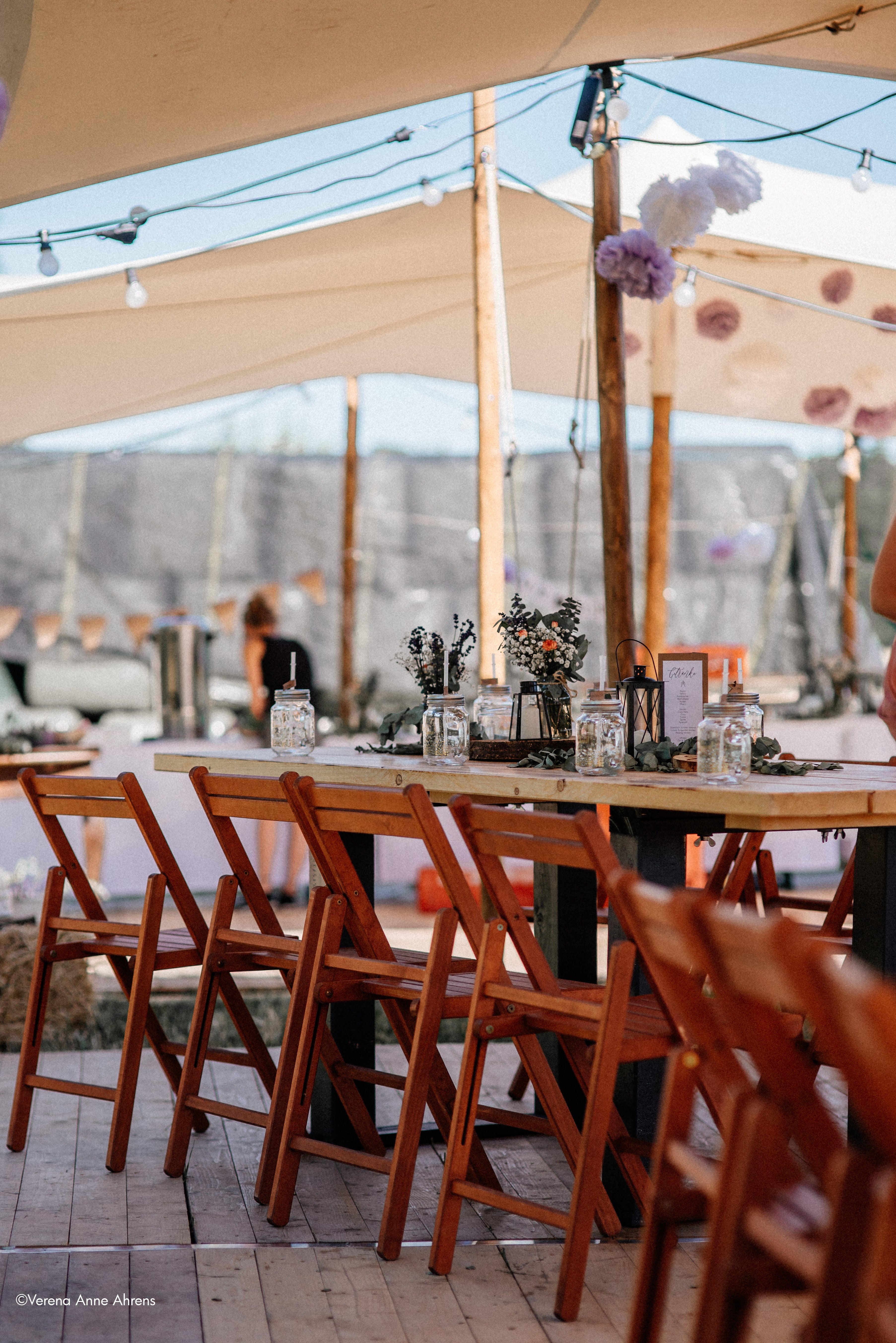 Klappstühle - weiß - braun - Sitzkissen - Hochzeit - Party - Veranstaltung -Trauung - Traubogen