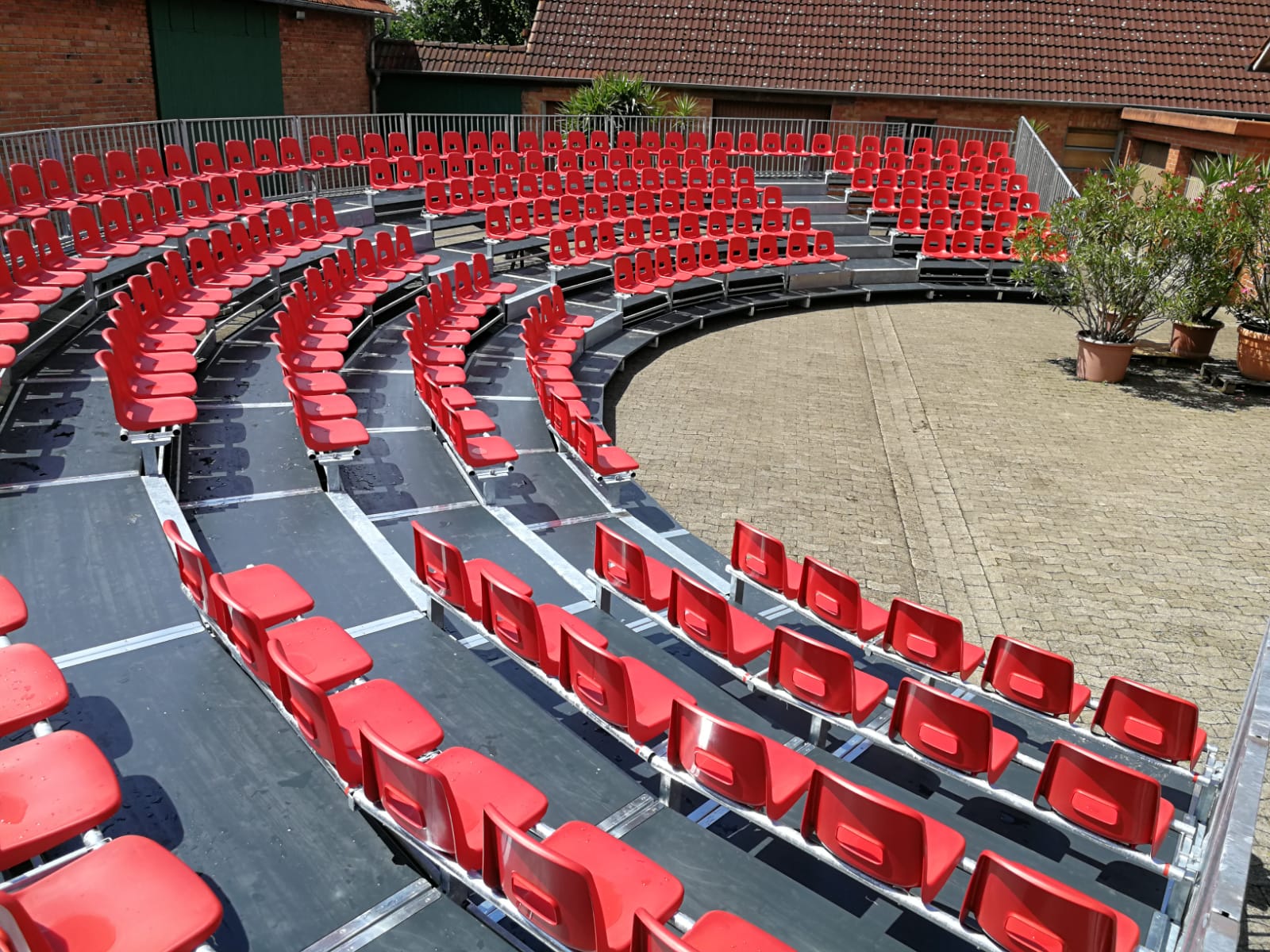 Gradin - Tribüne 24m rund - 476 Sitze + Loge - Zirkus - Manege - Show