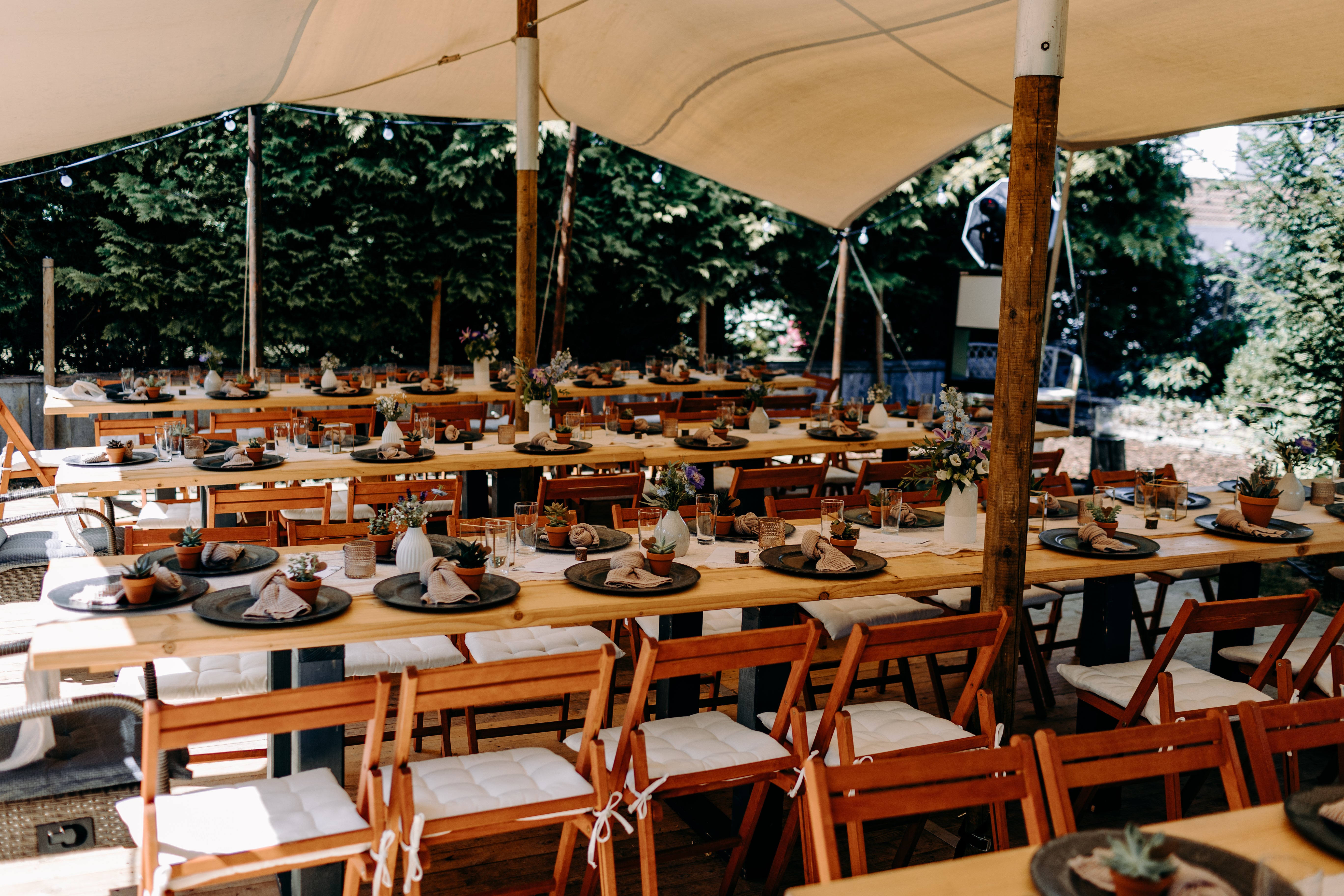 Klappstühle - weiß - braun - Sitzkissen - Hochzeit - Party - Veranstaltung -Trauung - Traubogen – 4