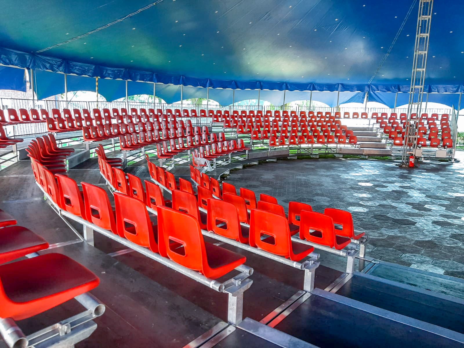 Gradin - Tribüne 24m rund - 476 Sitze + Loge - Zirkus - Manege - Show – 3